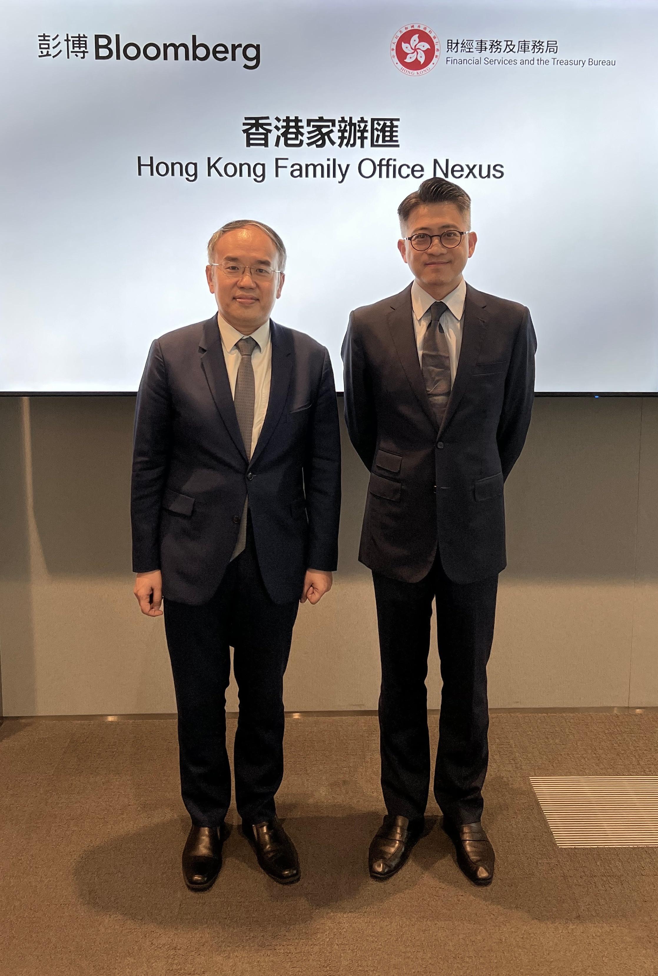 The Secretary for Financial Services and the Treasury, Mr Christopher Hui (left), and the Head of Bloomberg Asia Pacific, Mr Bing Li (right), jointly launch Hong Kong Family Office Nexus.