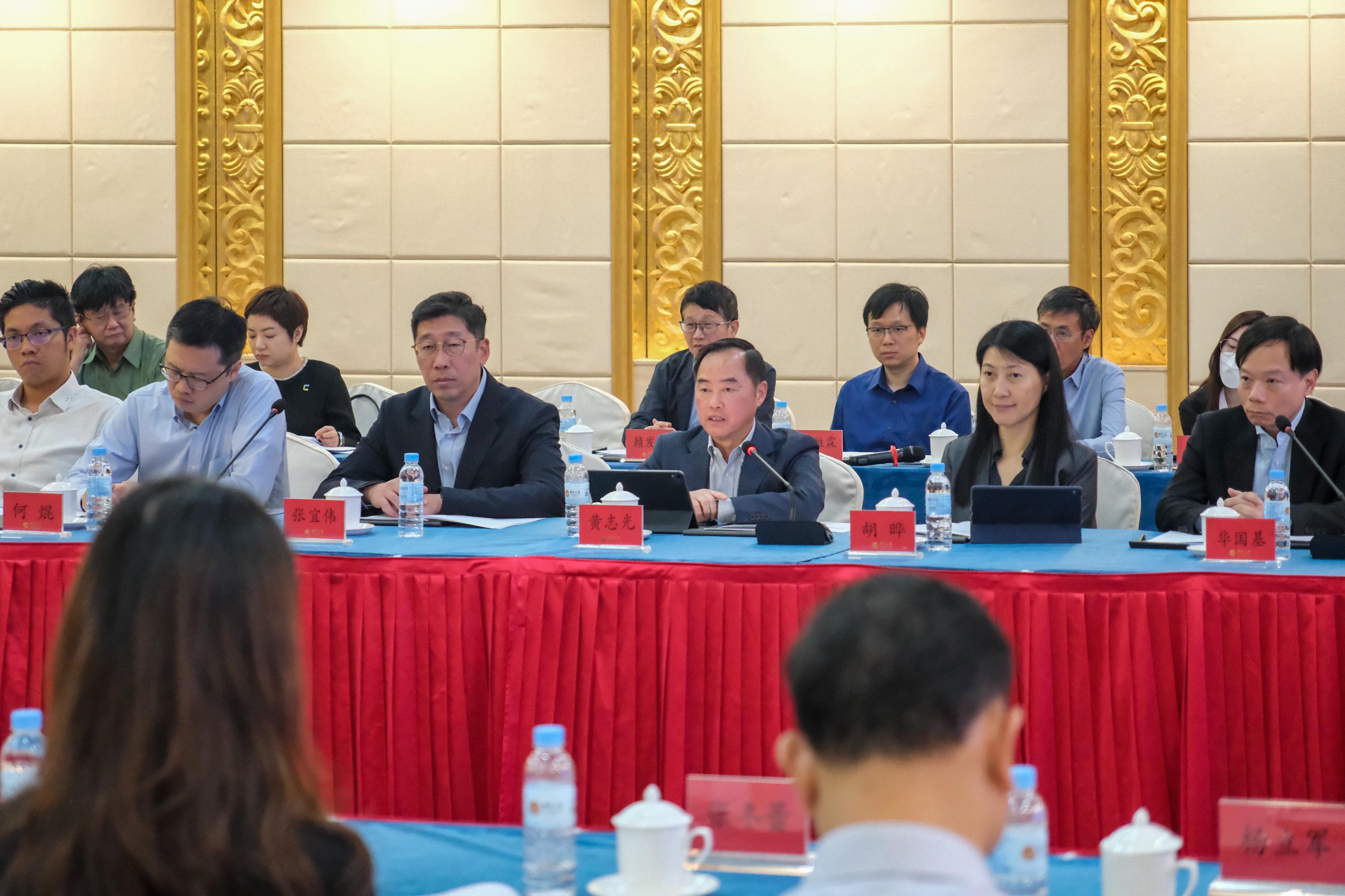 The Commissioner for Digital Policy, Mr Tony Wong (centre), delivers a speech at the 19th Meeting of Hong Kong/Guangdong Expert Group on Co-operation in Informatisation today (October 9).
