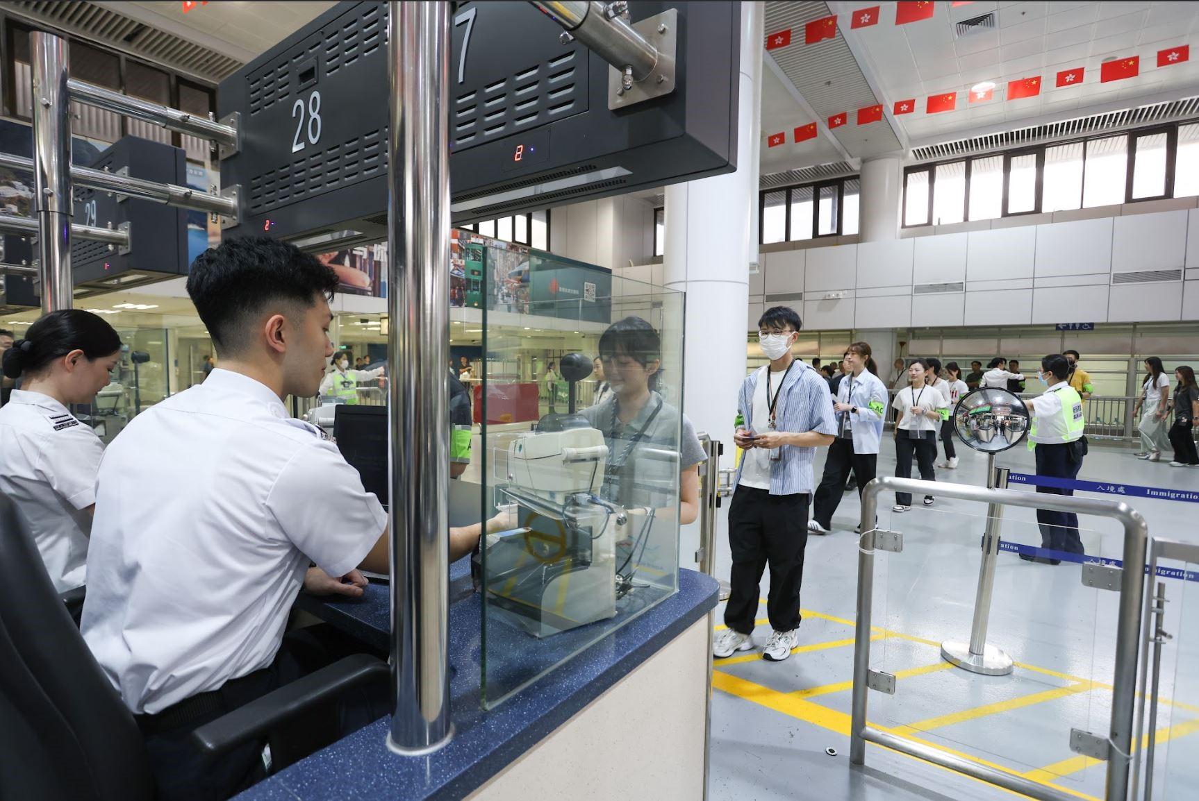 入境事务处（入境处）今日（十月九日）与香港警务处、香港海关、机电工程署、运输署、香港铁路有限公司及中华电力有限公司在罗湖管制站进行联合演练以应对供电及系统网络事故。图示在模拟事故发生后入境处为旅客办理出入境手续的情况。