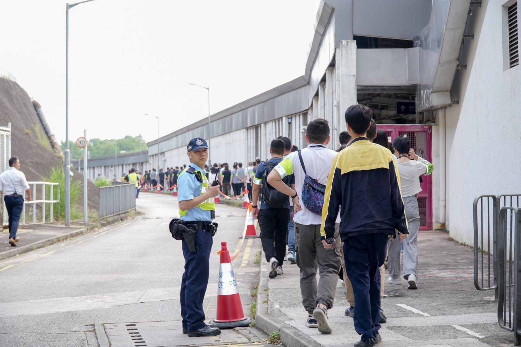 入境事务处今日（十月九日）与香港警务处、香港海关、机电工程署、运输署、香港铁路有限公司及中华电力有限公司在罗湖管制站进行联合演练以应对供电及系统网络事故。图示在模拟事故发生后警方采取人群管理的情况。