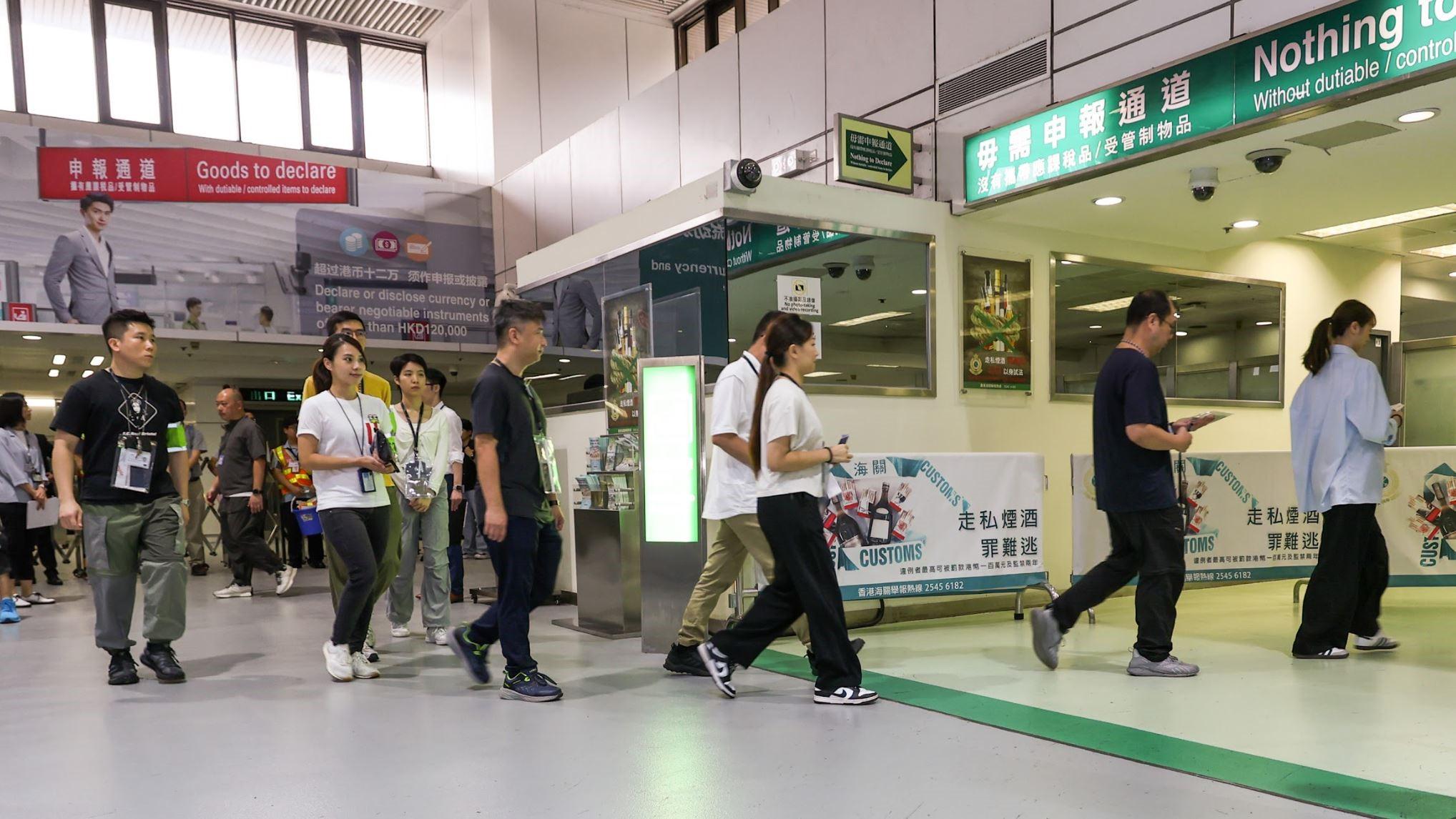 入境事务处今日（十月九日）与香港警务处、香港海关、机电工程署、运输署、香港铁路有限公司及中华电力有限公司在罗湖管制站进行联合演练以应对供电及系统网络事故。图示在模拟事故发生后香港海关办理清关手续的情况。