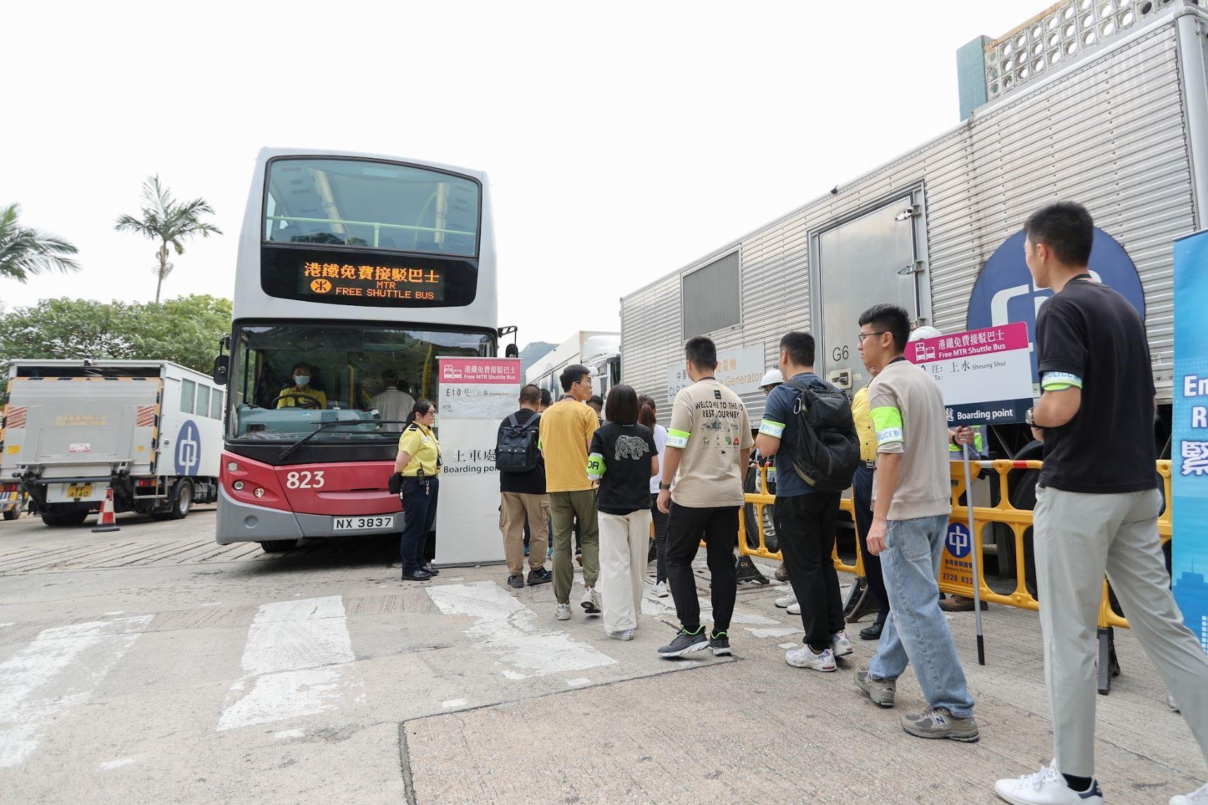 入境事务处今日（十月九日）与香港警务处、香港海关、机电工程署、运输署、香港铁路有限公司（港铁）及中华电力有限公司在罗湖管制站进行联合演练以应对供电及系统网络事故。图示在模拟事故发生后港铁安排接驳巴士的情况。