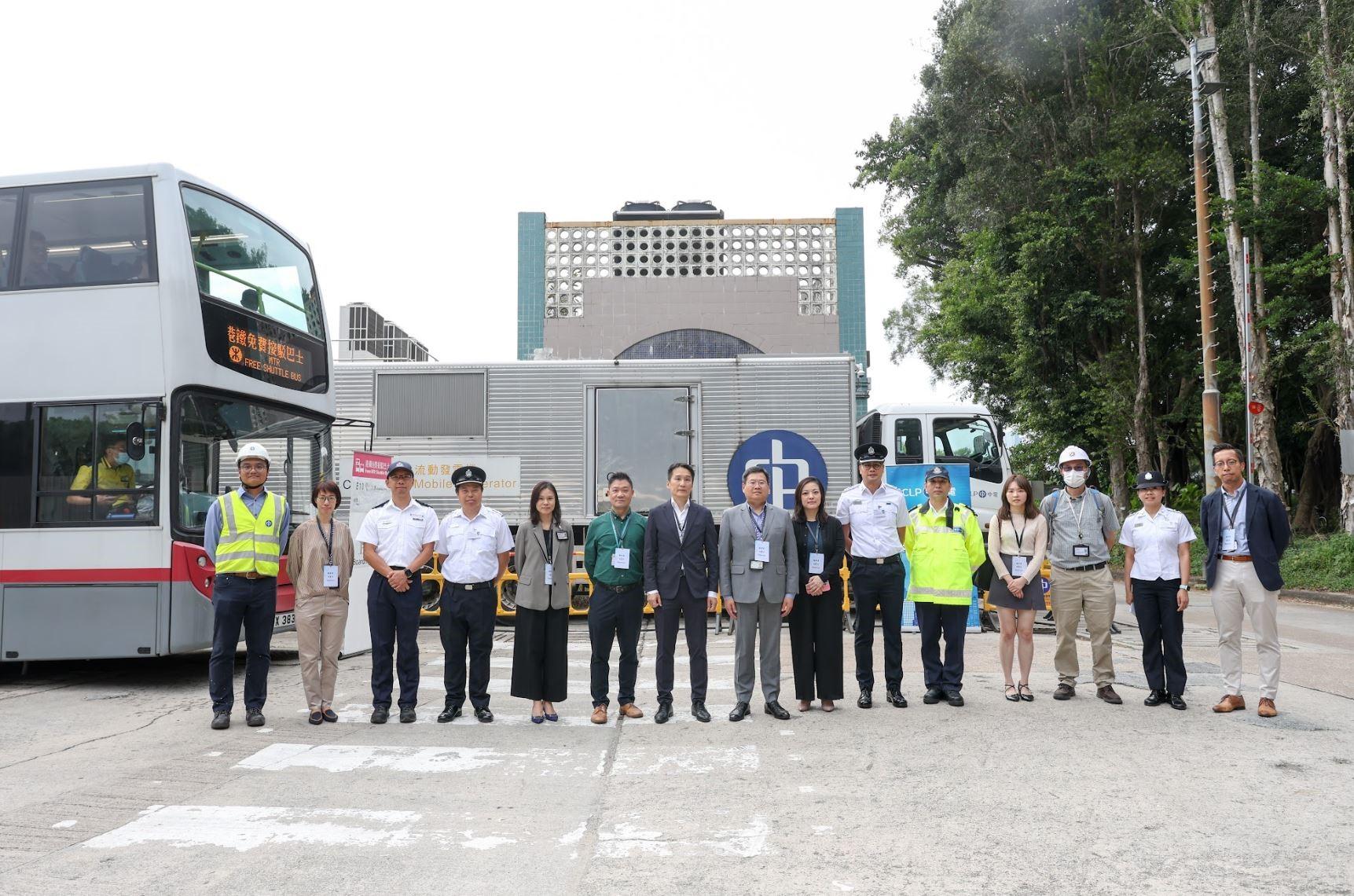 入境事务处今日（十月九日）与香港警务处、香港海关、机电工程署、运输署、香港铁路有限公司及中华电力有限公司在罗湖管制站进行联合演练以应对供电及系统网络事故。图示各参与部门和机构代表于联合演练后合照。