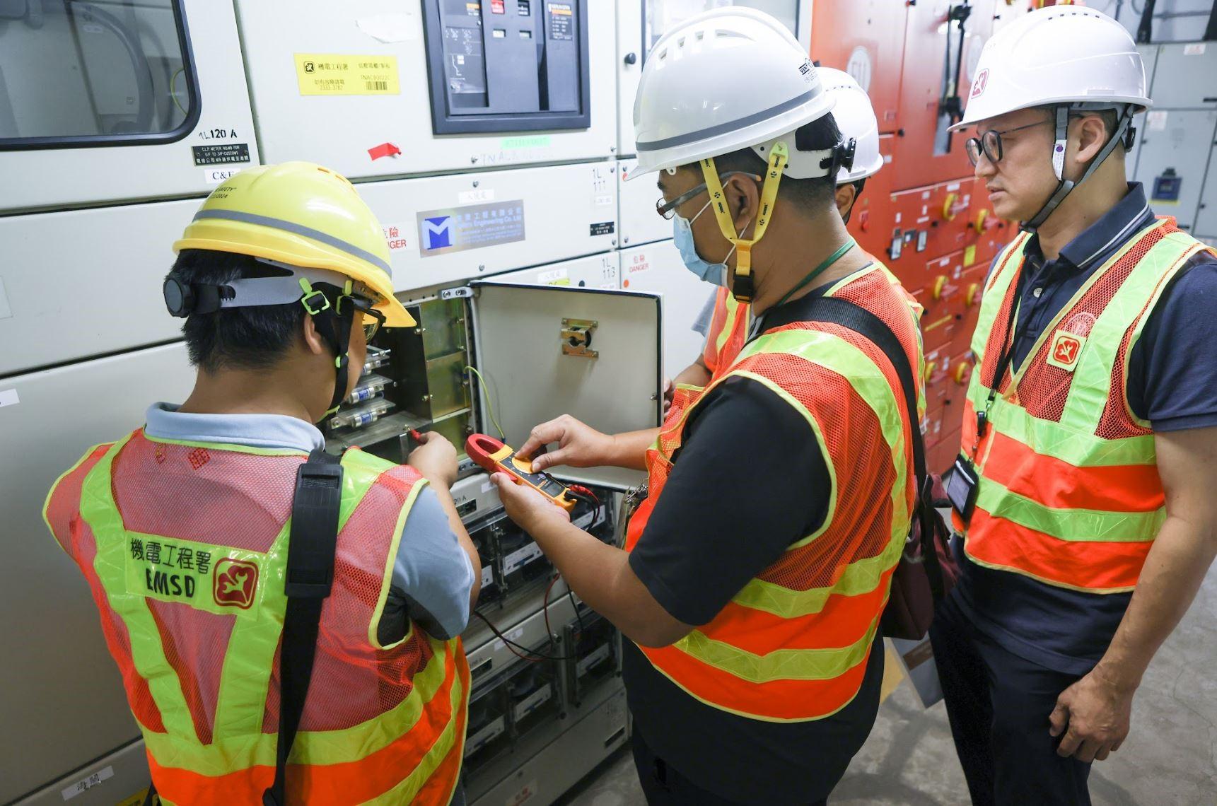 The Immigration Department held a joint exercise at Lo Wu Control Point today (October 9) with the Hong Kong Police Force, the Hong Kong Customs and Excise Department, the Electrical and Mechanical Services Department (EMSD), the Transport Department, the MTR Corporation Limited and CLP Power Hong Kong Limited to cope with power supply and system network incidents. Photo shows power supply inspection conducted by the EMSD after the simulated incident.