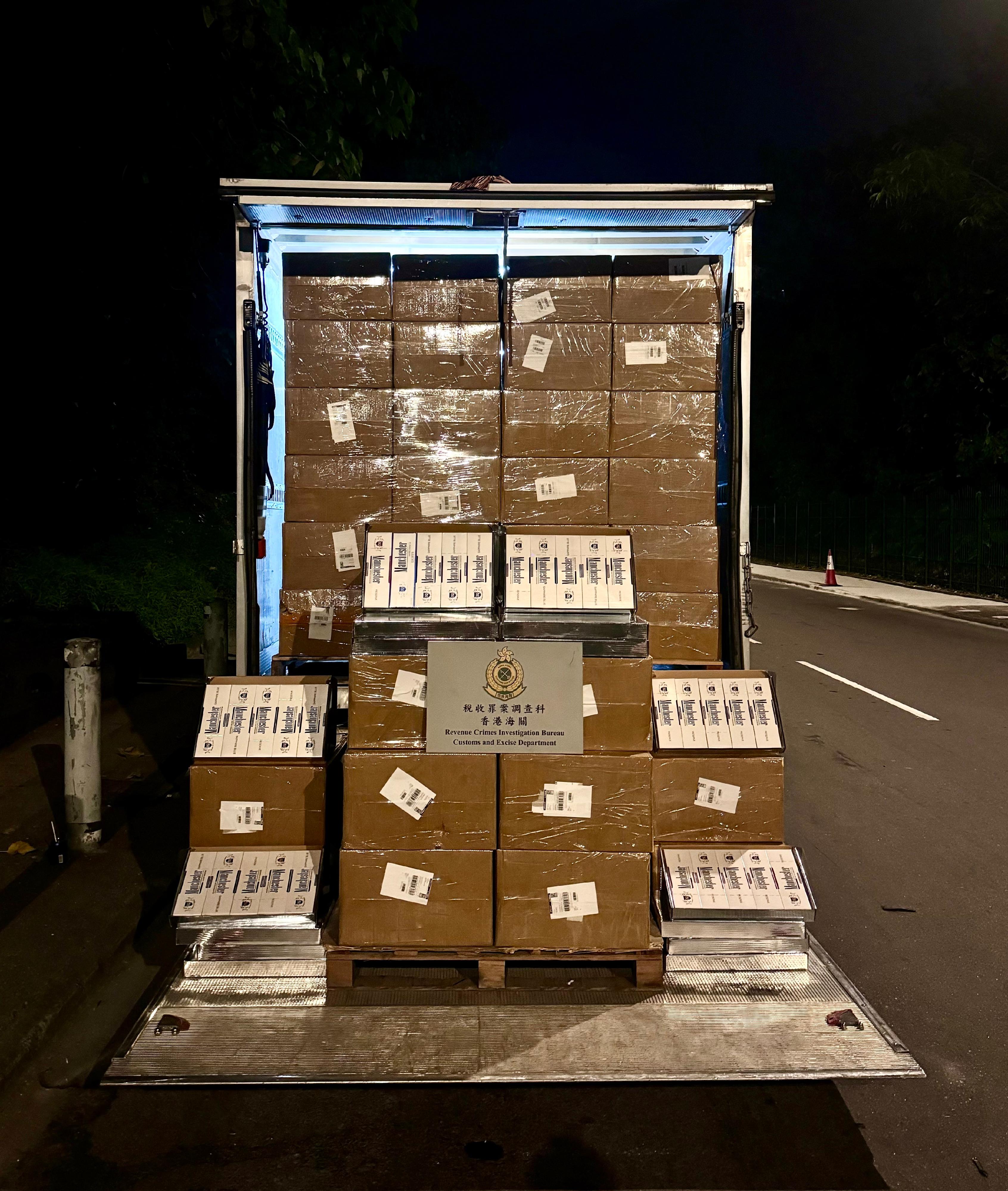 Hong Kong Customs yesterday and today (October 8 and 9) detected two suspected illicit cigarette distribution cases in Kwai Chung and Wong Tai Sin. Photo shows the suspected illicit cigarettes seized in the first case.