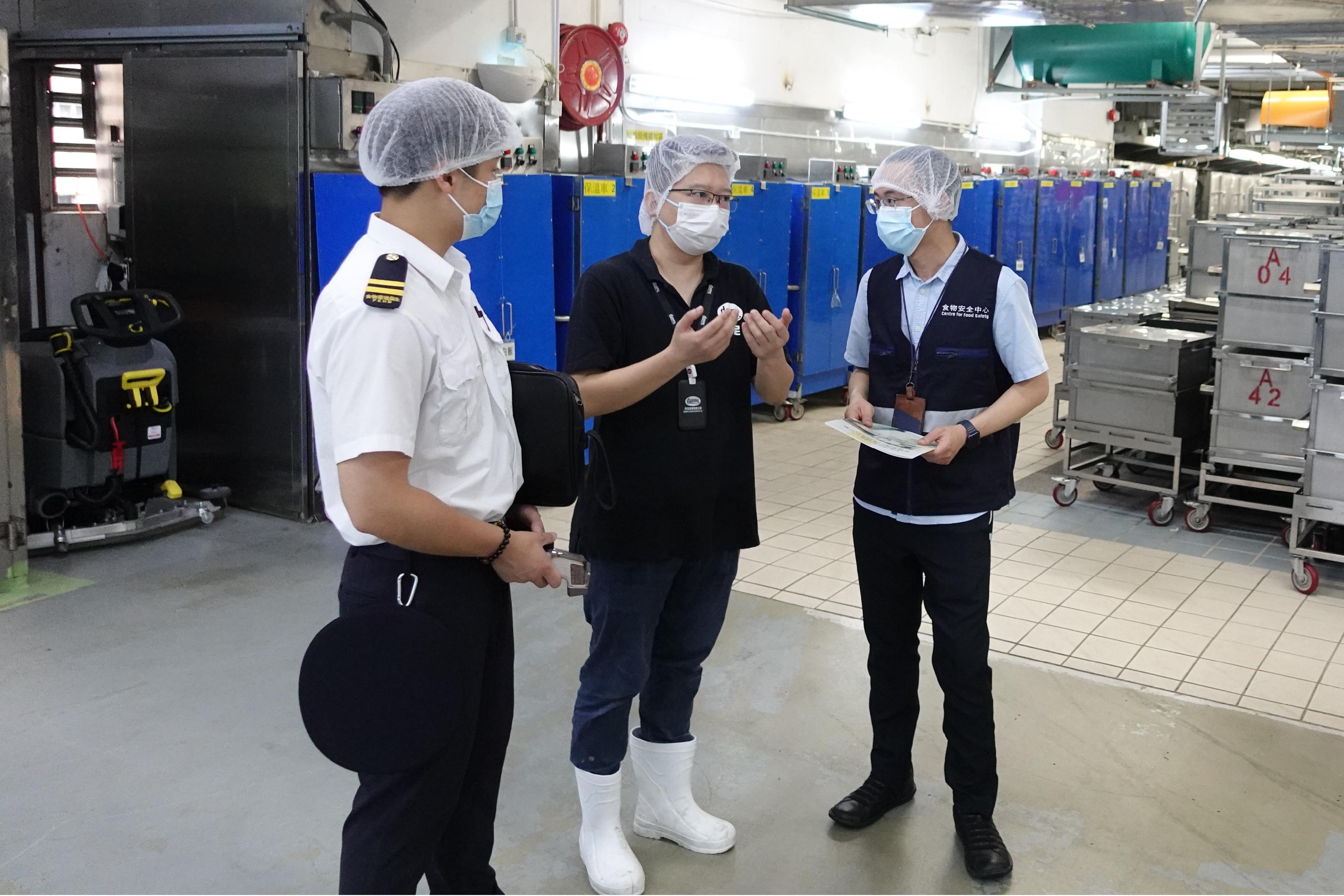 To ensure food safety and hygiene awareness among schools and licensed food factories supplying school lunch boxes, and to cater for the new school year, the Food and Environmental Hygiene Department has inspected 46 licensed food factories supplying school lunch boxes since July, and has reminded operators of the proper way of handling school lunch boxes. 