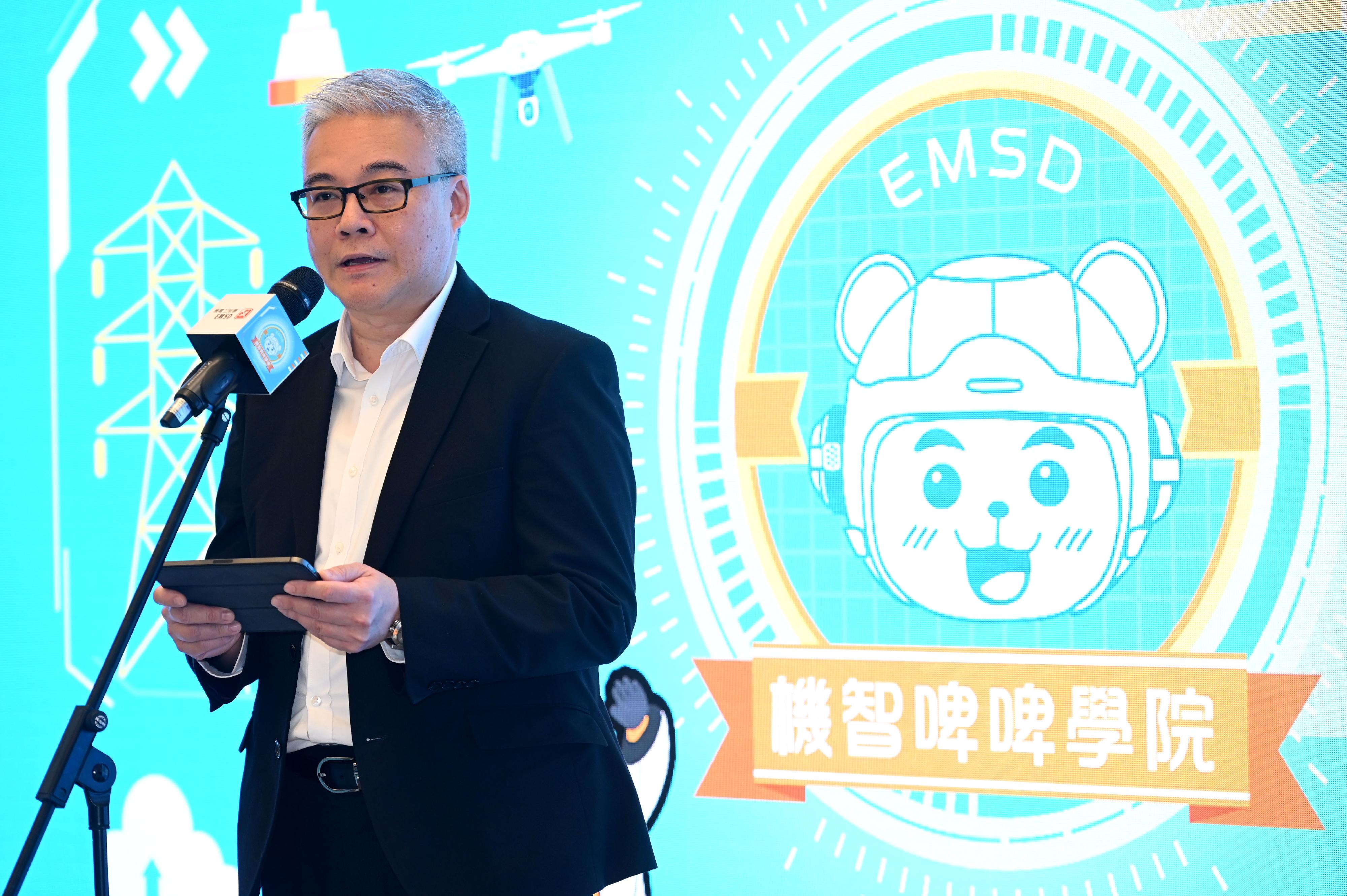 The Electrical and Mechanical Services Department is holding the "Witty Bear Academy" exhibition from today (October 10) to October 15 at The Wai, Tai Wai. Photo shows the Director of Electrical and Mechanical Services, Mr Poon Kwok-ying, speaking at the opening ceremony.