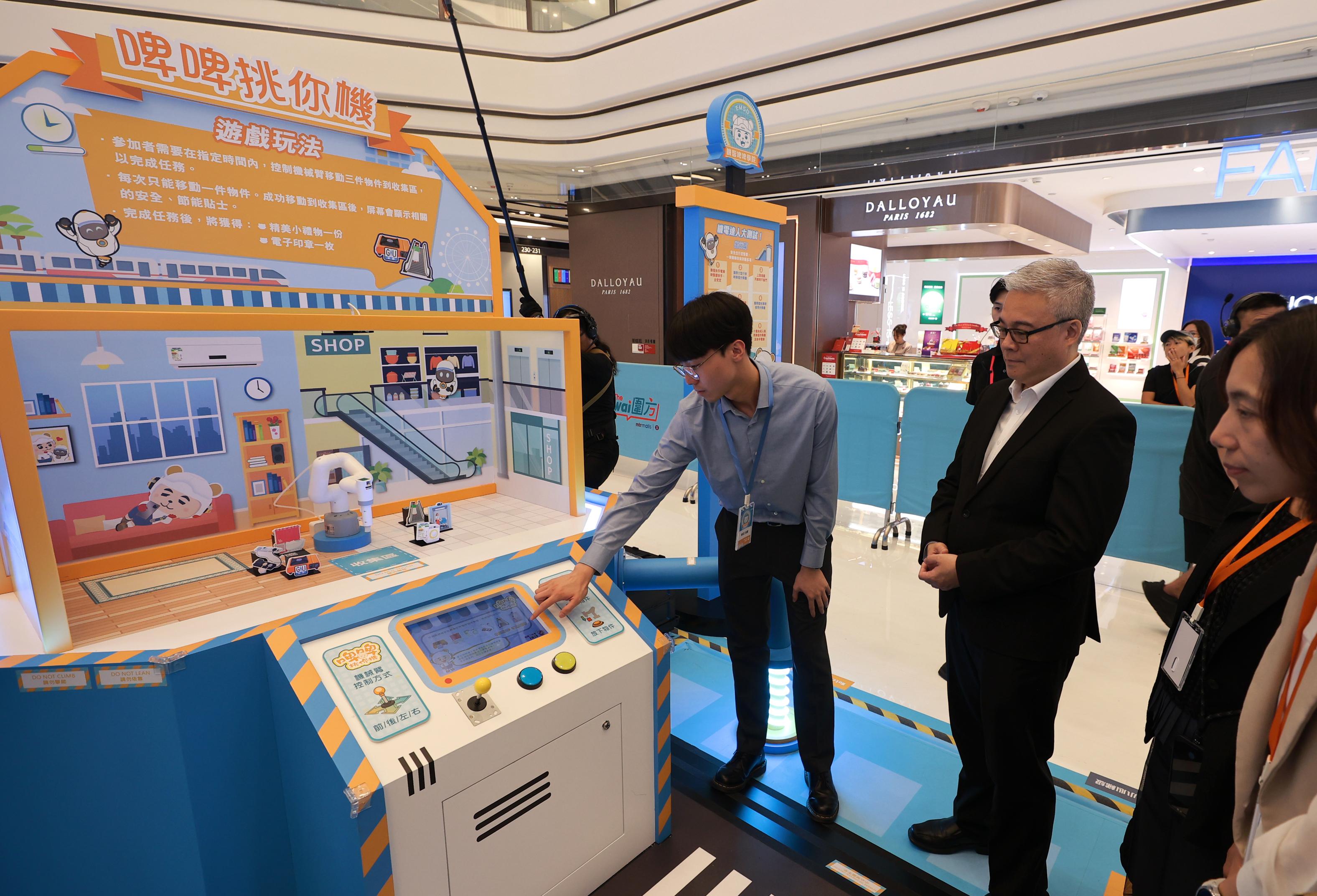 The Electrical and Mechanical Services Department is holding the "Witty Bear Academy" exhibition from today (October 10) to October 15 at The Wai, Tai Wai. Photo shows the Director of Electrical and Mechanical Services, Mr Poon Kwok-ying (second left), and guests visiting an exhibition booth.