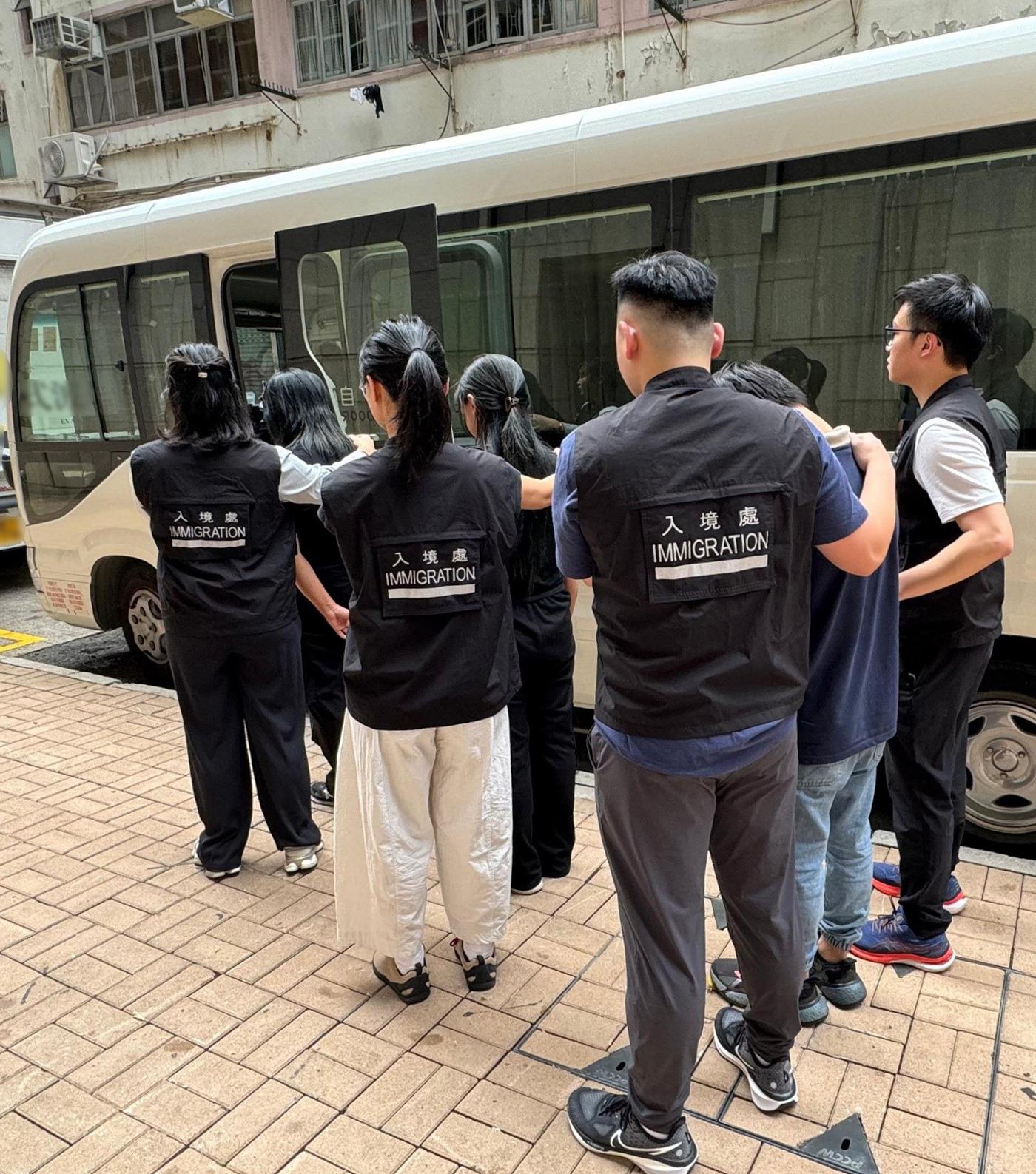 The Immigration Department mounted a series of territory-wide anti-illegal worker operations codenamed "Greenlane" and "Twilight", and joint operations with the Hong Kong Police Force codenamed "Champion" and "Windsand" for three consecutive days from October 7 to yesterday (October 9). Photo shows suspected illegal workers arrested during an operation.