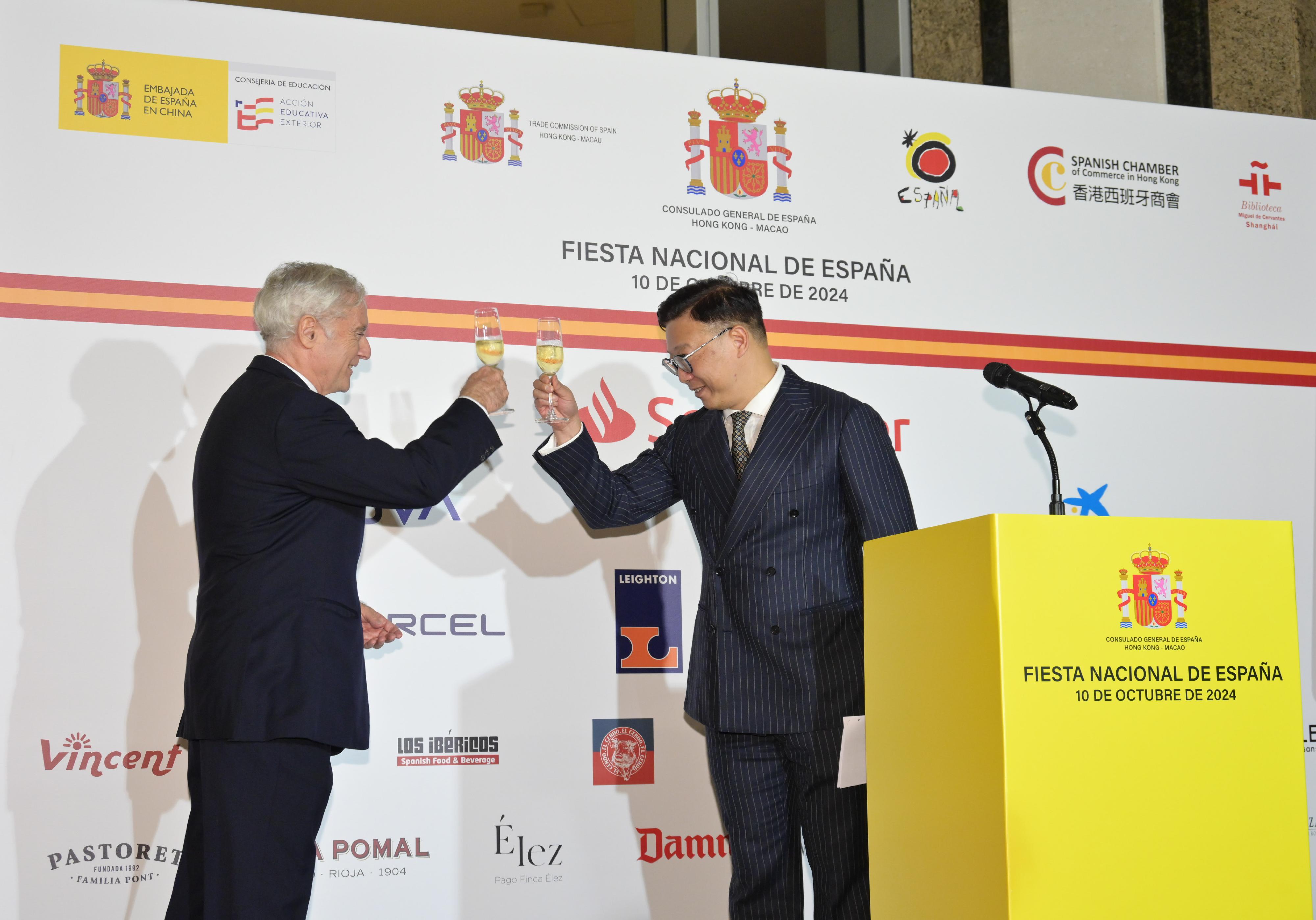 The Deputy Secretary for Justice, Mr Cheung Kwok-kwan (right), and the Consul General of Spain in Hong Kong, Mr Miguel Aguirre de Cárcer (left), drink a toast at the Spanish National Day Reception in Hong Kong today (October 10).
