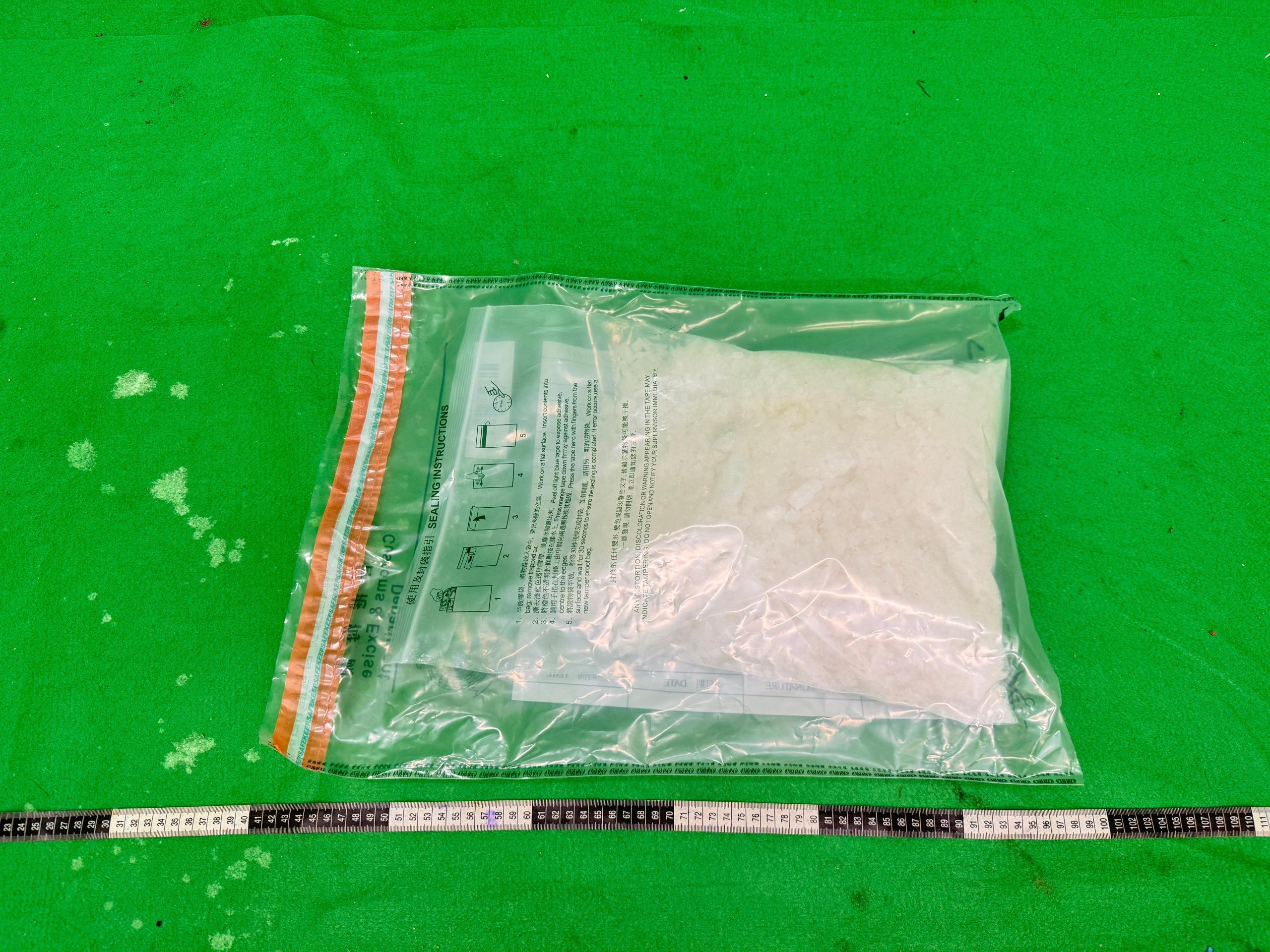 Hong Kong Customs yesterday (October 9) detected three drug trafficking cases involving baggage concealment at Hong Kong International Airport and seized about 13.5 kilograms of suspected cannabis buds and about 3kg of suspected methamphetamine with a total estimated market value of about $5.2 million. Photos show the suspected methamphetamine seized.