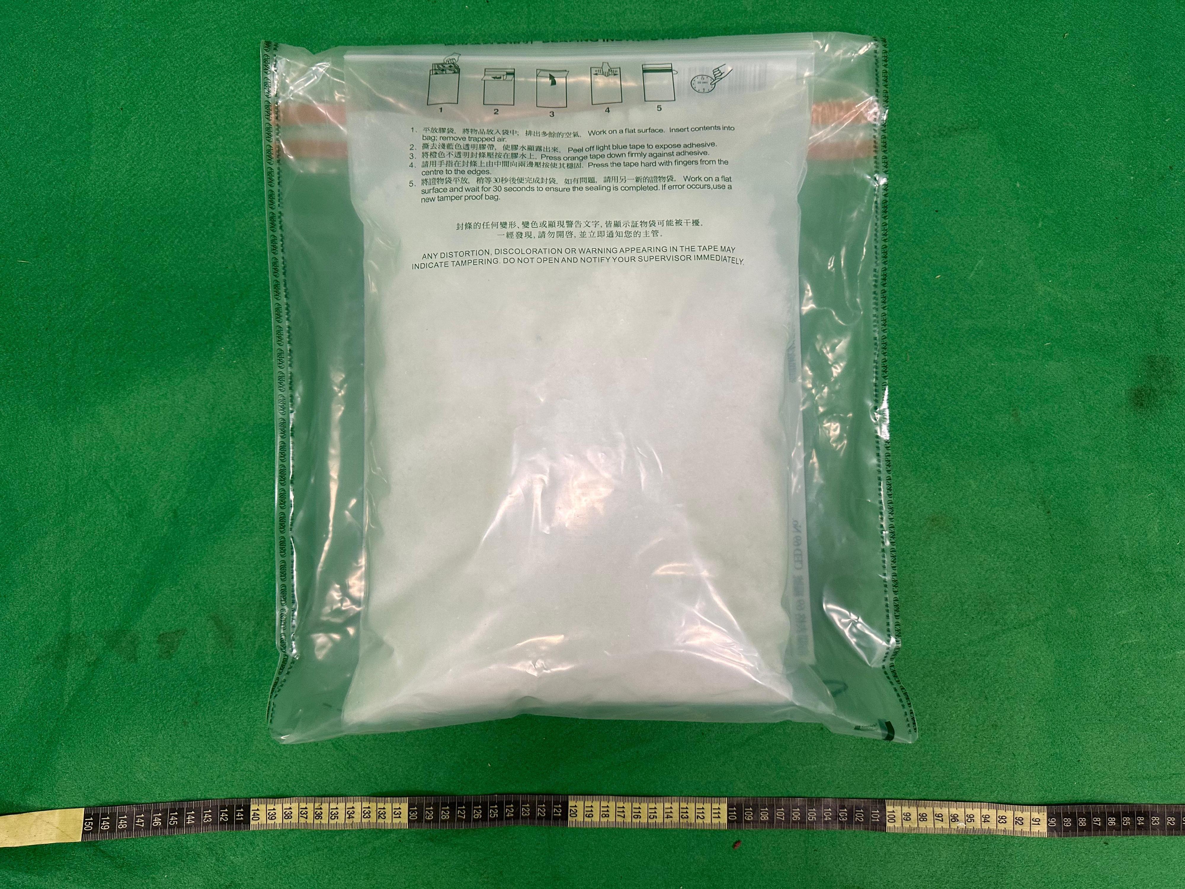 Hong Kong Customs today (October 12) detected a drug trafficking case involving baggage concealment at Hong Kong International Airport and seized about 4 kilograms of suspected methamphetamine with an estimated market value of about $2 million. Photo shows the suspected methamphetamine seized.