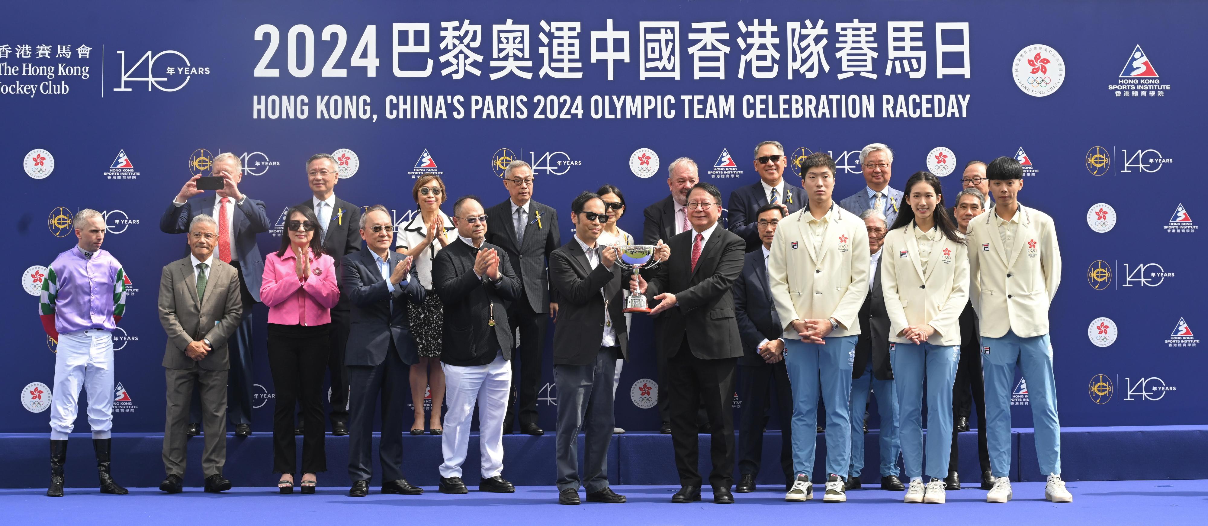 政务司司长陈国基今日（十月十三日）出席2024巴黎奥运中国香港队赛马日。图示陈国基（第一排左二）颁发「2024巴黎奥运中国香港队杯」奖杯予得胜马主。