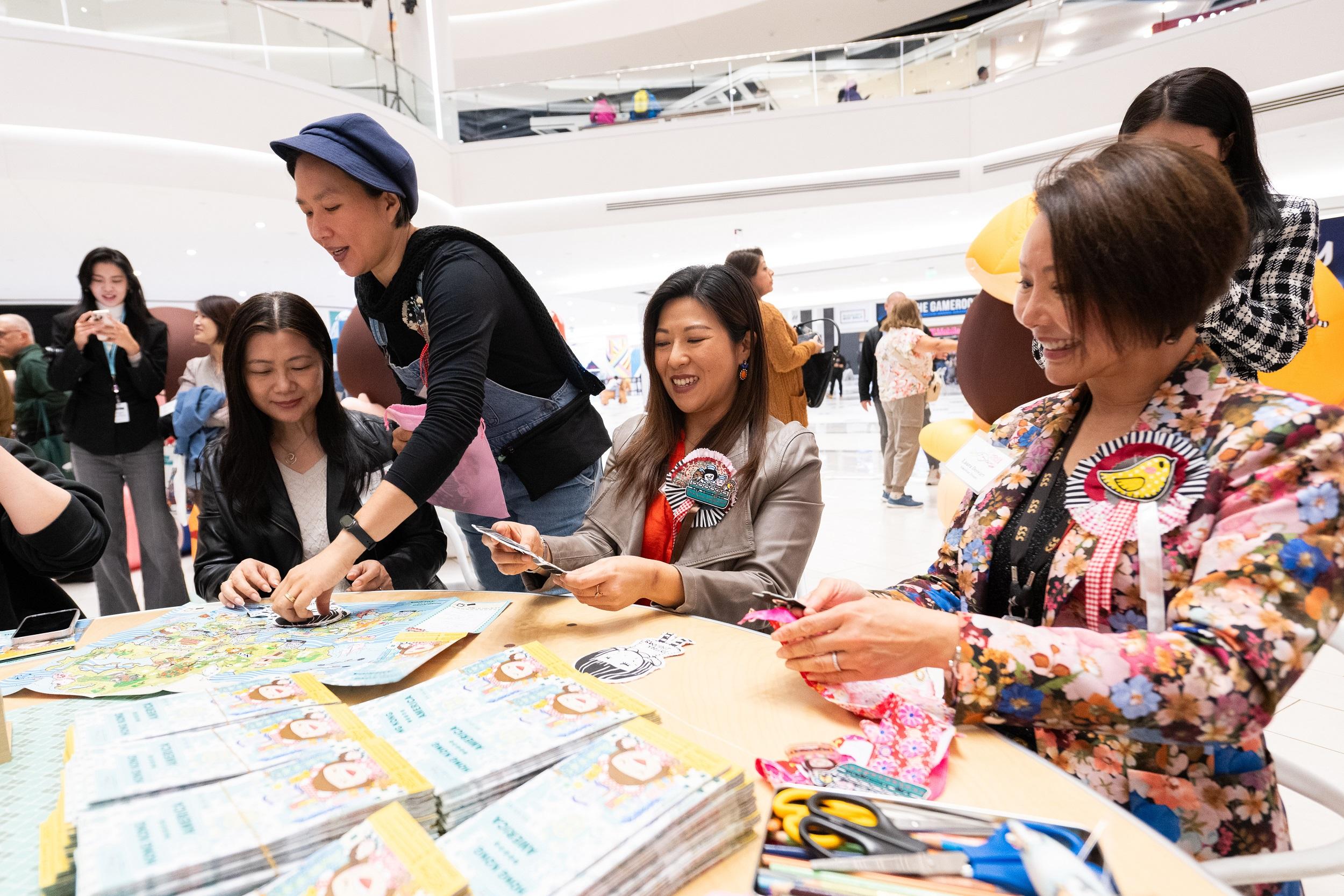 The Hong Kong Economic and Trade Office, New York, hosted the "Hong Kong Meets America - Pop Art Exhibition" at the American Dream Mall in East Rutherford, New Jersey, on October 11 to 13 (New Jersey time). This vibrant event successfully promoted cultural exchange between Hong Kong and the United States, drawing in art lovers and families alike. Photo shows officiating guests joining DIY workshop at the exhibition on October 12 (New Jersey time).