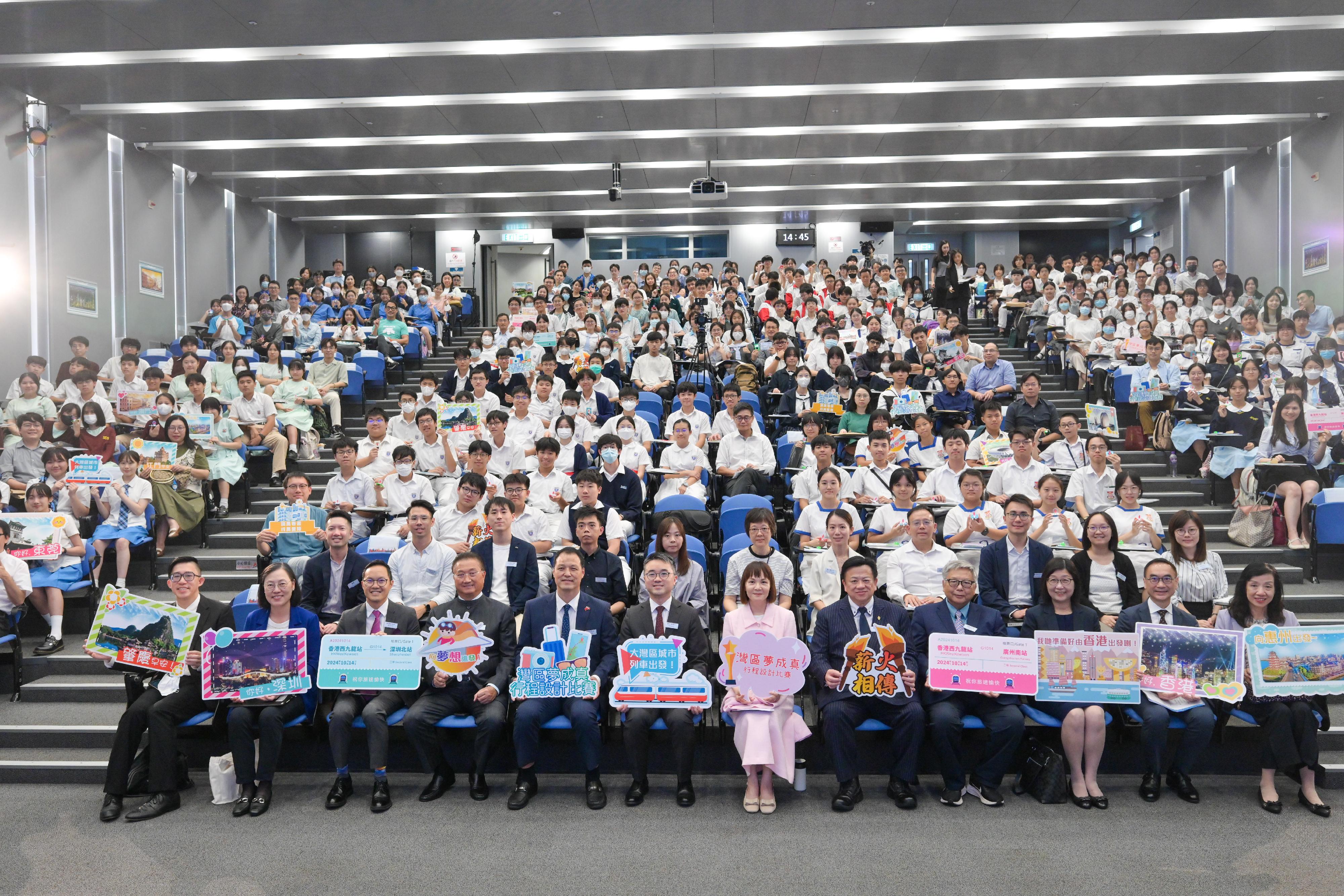 The kick-off ceremony cum briefing session on the "Dreams to Greater Bay Area Come True" Itinerary Design Competition under Mainland Exchange Programmes for Students was held today (October 14). Photo shows the Under Secretary for Education, Mr Sze Chun-fai (front fow, sixth left), with the Commissioner for the Development of the Guangdong-Hong Kong-Macao Greater Bay Area, Ms Maisie Chan (front row, sixth right); Second-level Inspector of Youth Department of the Liaison Office of the Central People's Government in the Hong Kong Special Administrative Region Mr Zhang Guolai (front row, fifth left); the Chairperson of the Organising Committee for the 15th Anniversary of the Founding of the "Passing on the Torch" National Education Activity Series Platform, Mr Lung Chee-ming (front row, fifth right); other guests, teachers and students. 