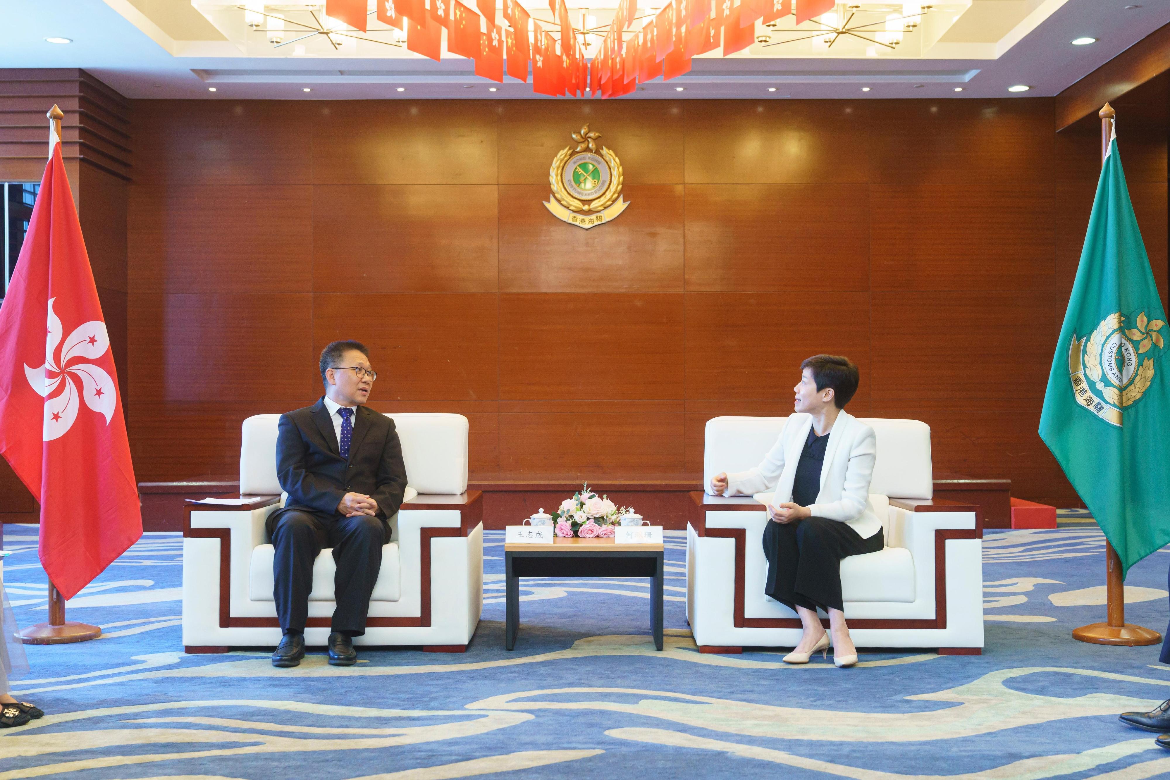 The Commissioner of Customs and Excise, Ms Louise Ho (right), today (October 14) welcomed the Director General of the Copyright Department of the Publicity Department of the Communist Party of China Central Committee, Mr Wang Zhicheng (left), to visit Hong Kong Customs with his delegation at the Customs Headquarters Building. 