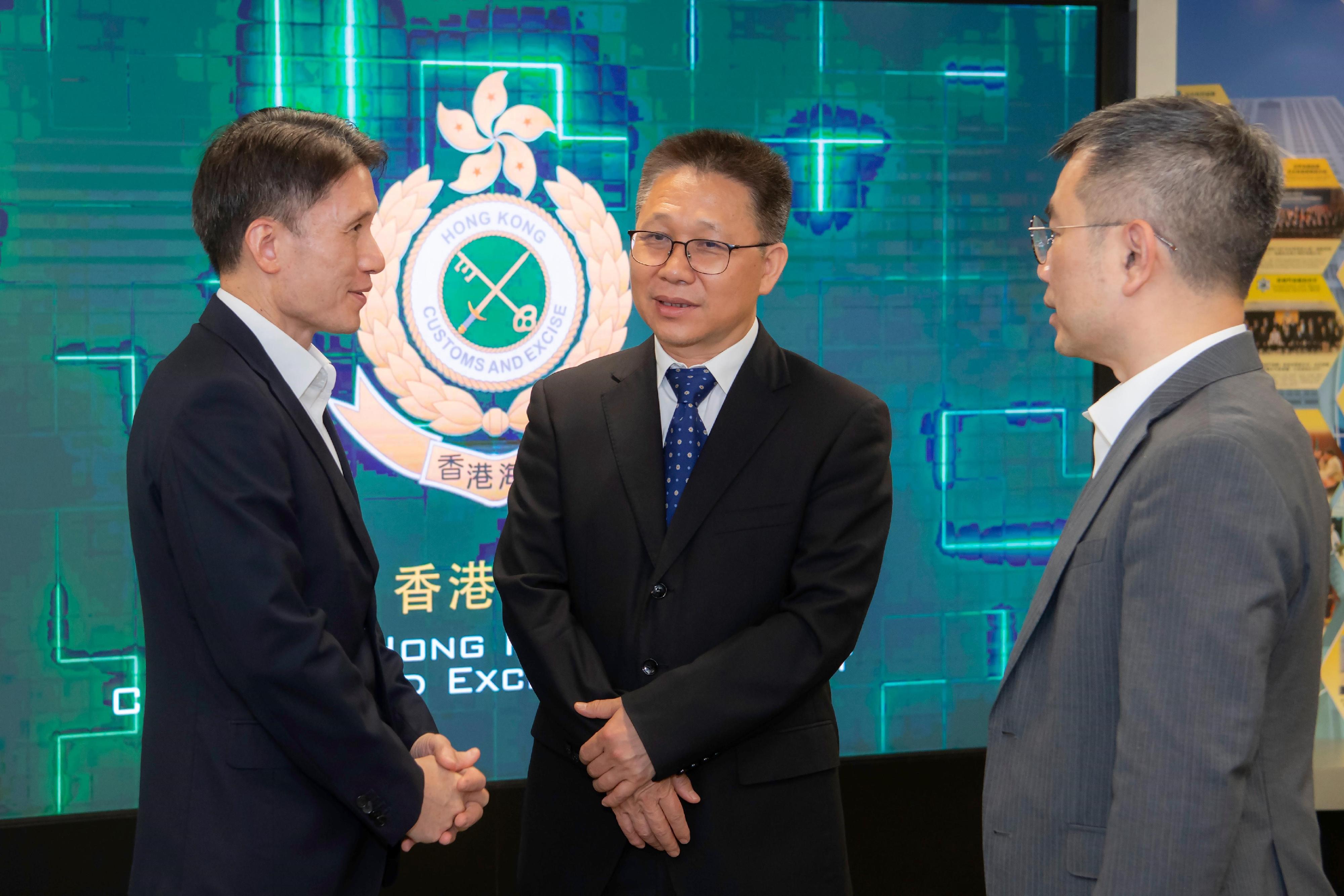 The Commissioner of Customs and Excise, Ms Louise Ho, today (October 14) welcomed the Director General of the Copyright Department of the Publicity Department of the CPC Central Committee, Mr Wang Zhicheng, to visit Hong Kong Customs with his delegation at the Customs Headquarters Building (CHB). Photo shows Mr Wang (centre), accompanied by the Deputy Commissioner (Control and Enforcement) of Customs and Excise, Mr Mark Woo (left), visiting the Exhibition Gallery of the CHB to learn about the historical development of Hong Kong Customs.