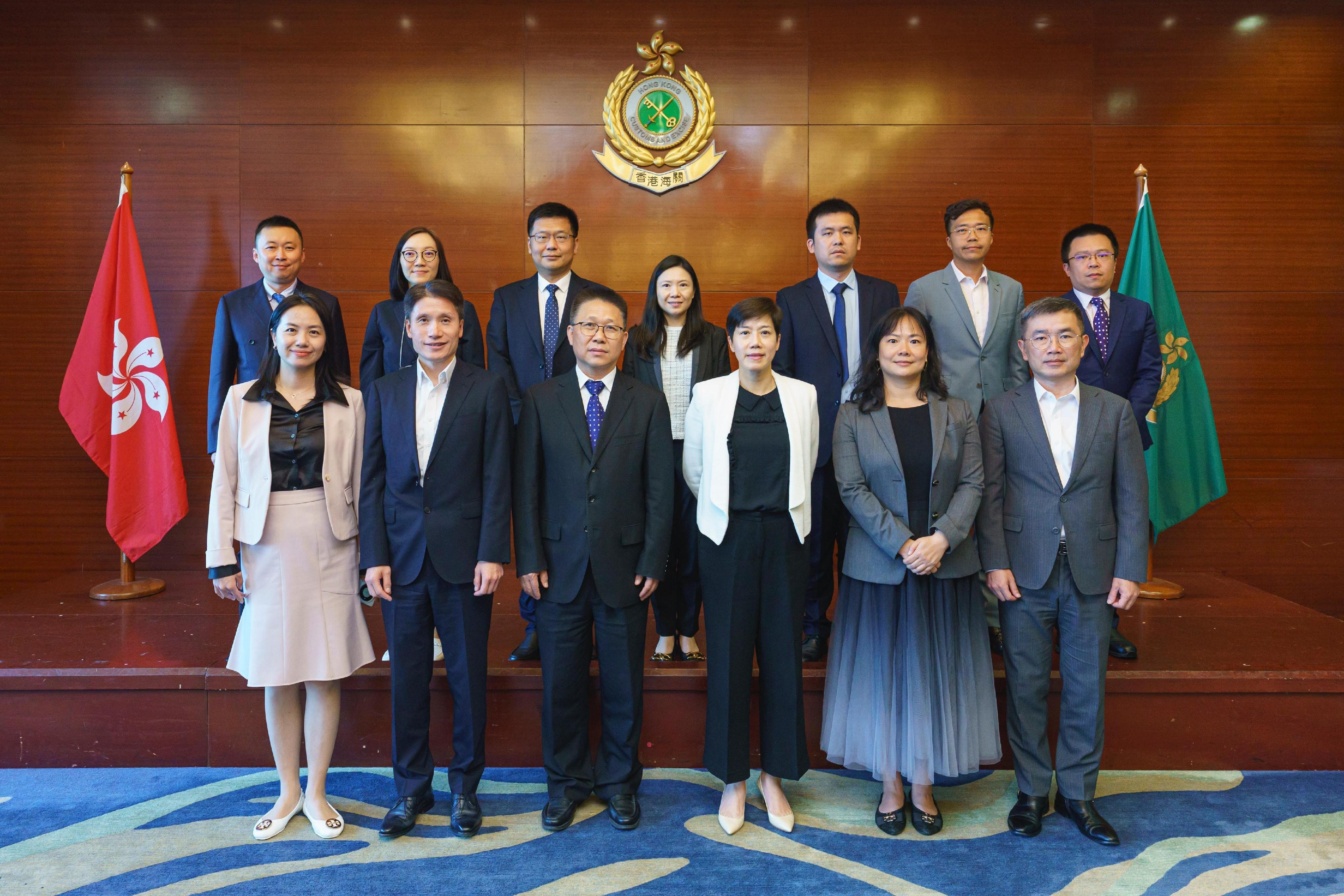 The Commissioner of Customs and Excise, Ms Louise Ho, today (October 14) welcomed the Director General of the Copyright Department of the Publicity Department of the Communist Party of China Central Committee, Mr Wang Zhicheng, to visit Hong Kong Customs with his delegation at the Customs Headquarters Building. Photo shows Ms Ho (front row, third right), Mr Wang (front row, third left), Hong Kong Customs officers and members of the National Copyright Administration delegation.