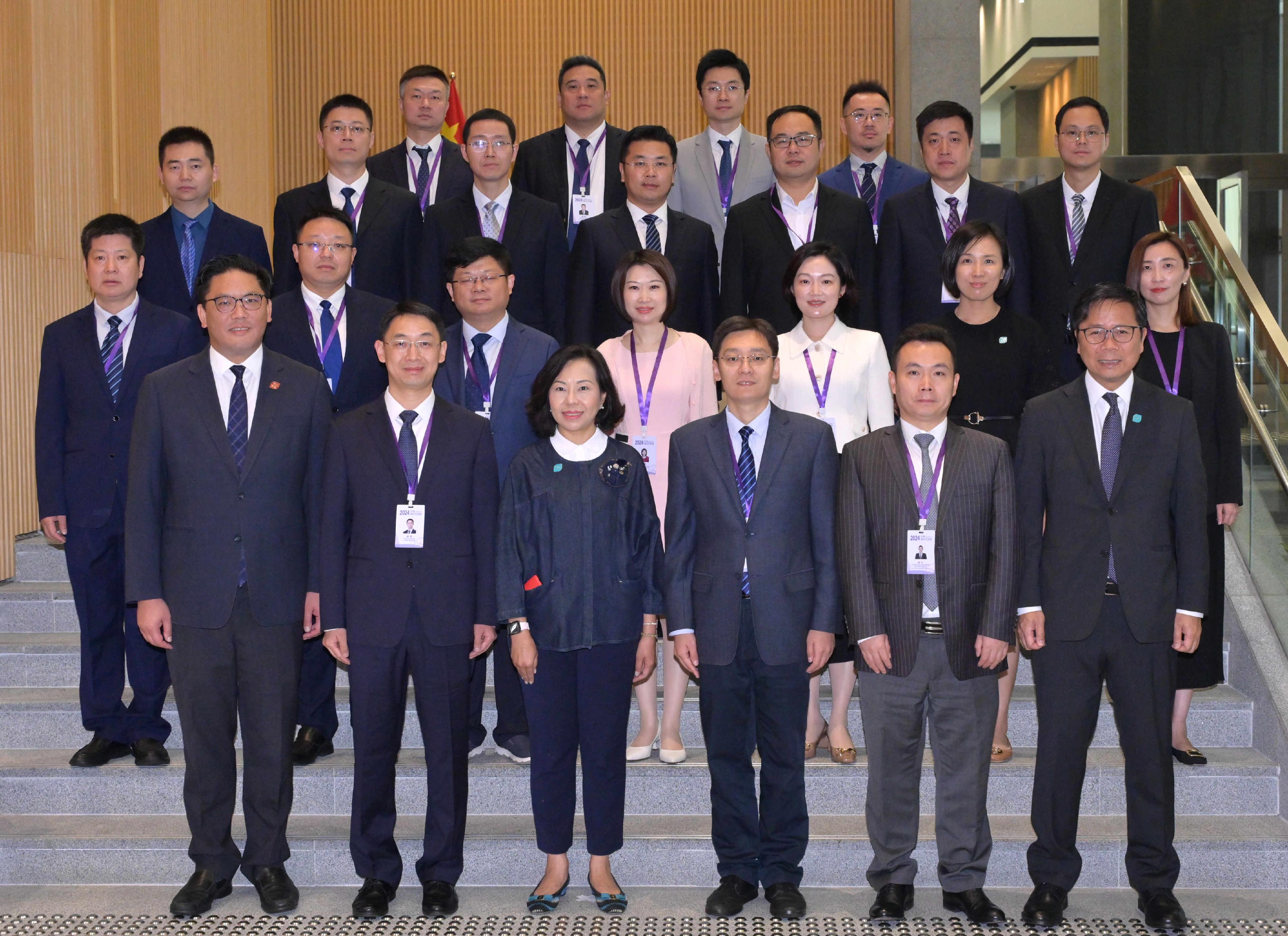 The Secretary for Home and Youth Affairs, Miss Alice Mak (first row, third left), accompanied by the Under Secretary for Home and Youth Affairs, Mr Clarence Leung (first row, first left), and the Commissioner for Youth, Mr Eric Chan (first row, first right) met with the Deputy Secretary of the Jiangsu Provincial Committee of the Communist Youth League of China and the President of the Jiangsu Youth Federation, Mr Xiong Jun (first row, second left), today (October 14), to exchange views on promoting youth exchanges between Jiangsu and Hong Kong.