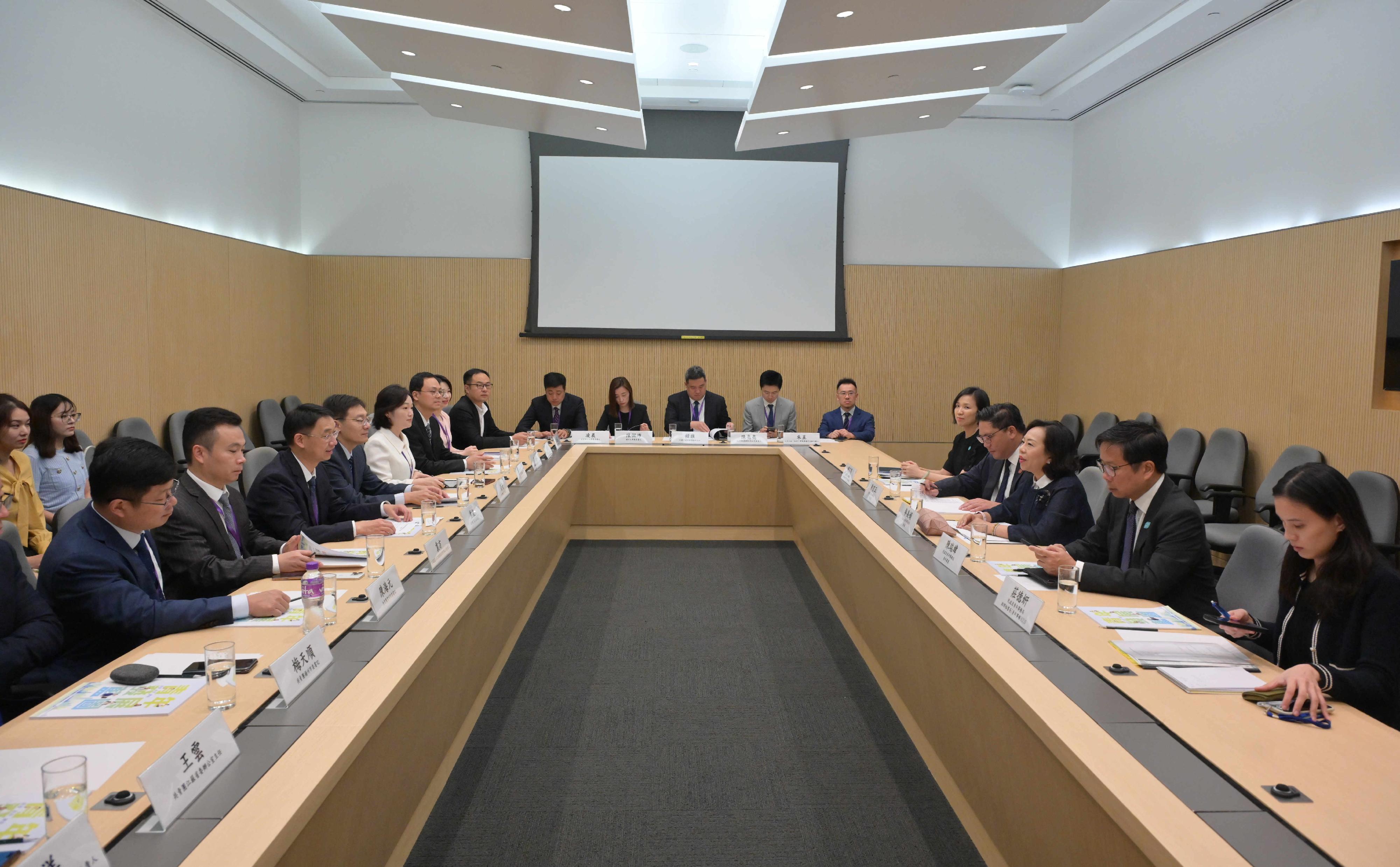 The Secretary for Home and Youth Affairs, Miss Alice Mak, today (October 14) met with the Deputy Secretary of the Jiangsu Provincial Committee of the Communist Youth League of China and the President of the Jiangsu Youth Federation, Mr Xiong Jun. Photo shows Miss Mak (third right); the Under Secretary for Home and Youth Affairs, Mr Clarence Leung (fourth right); and the Commissioner for Youth, Mr Eric Chan (second right) meeting with Mr Xiong (third left) and members of the delegation to discuss items of mutual interest.