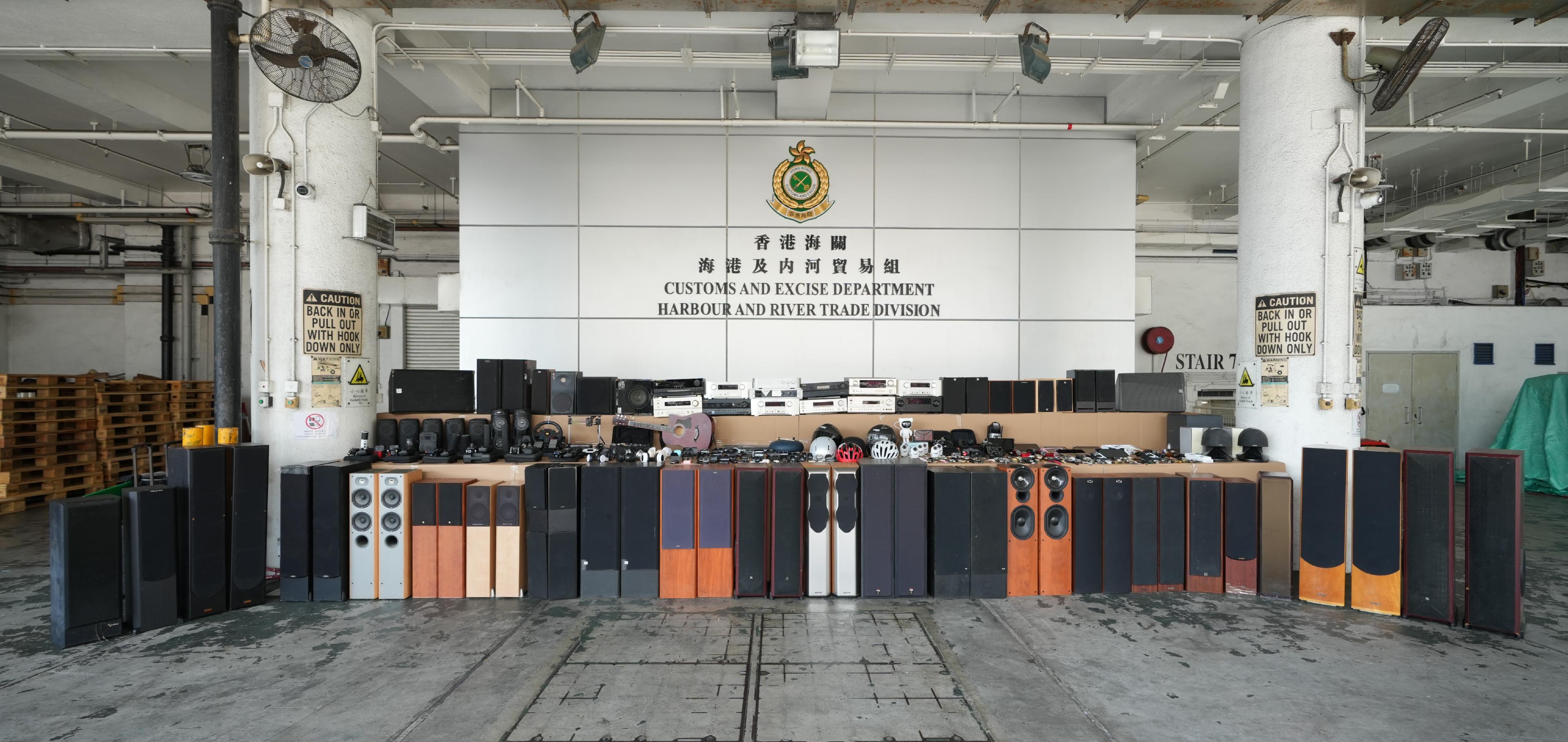 Hong Kong Customs detected two suspected smuggling cases involving ocean-going vessels on October 2. A large batch of suspected smuggled goods, including audio equipment, watches, cameras and other electronic products, with a total estimated market value of about $40 million was seized. Photo shows the suspected smuggled goods seized.