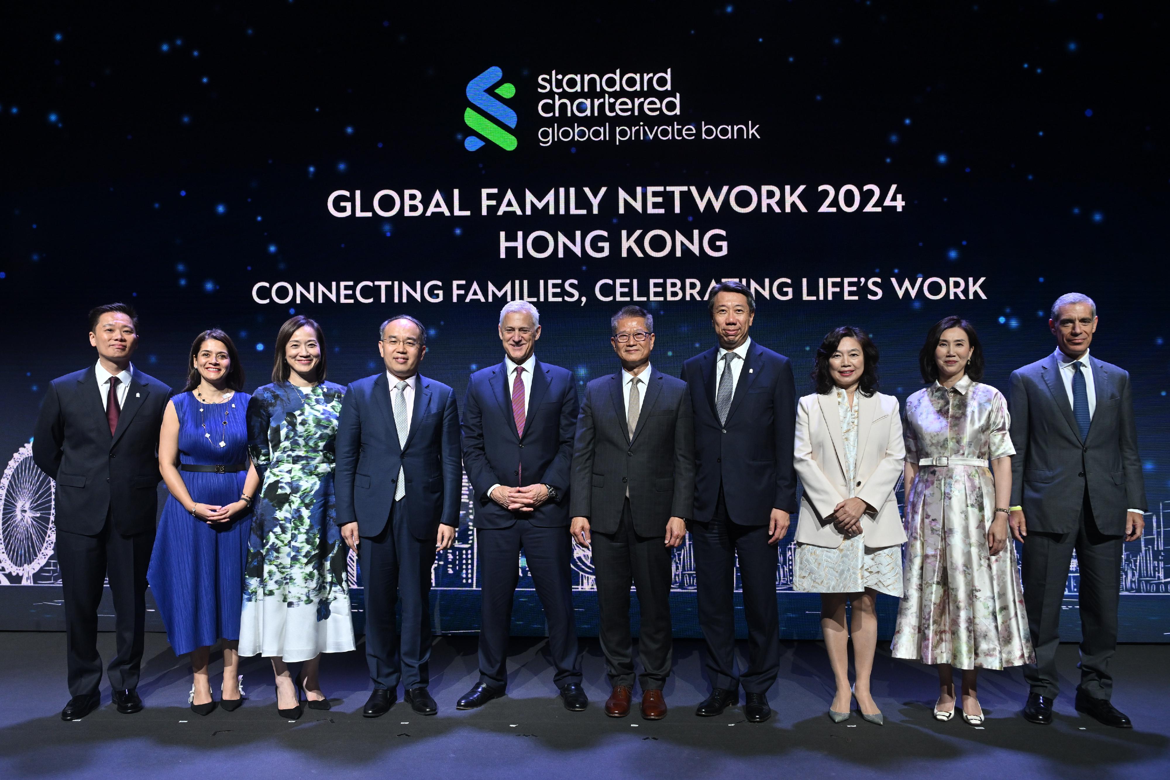 The Financial Secretary, Mr Paul Chan, attended the welcome dinner for the Standard Chartered Private Bank Global Family Network 2024 this evening (October 15). Photo shows Mr Chan (fifth right); the Secretary for Financial Services and the Treasury, Mr Christopher Hui (fourth left); the Group Chief Executive, Standard Chartered, Mr Bill Winters (fifth left); President, International, Standard Chartered, Mr Benjamin Hung (fourth right); the Chief Executive Officer, Hong Kong and Greater China & North Asia, Standard Chartered, Ms Mary Huen (third right), and other guests at the dinner.