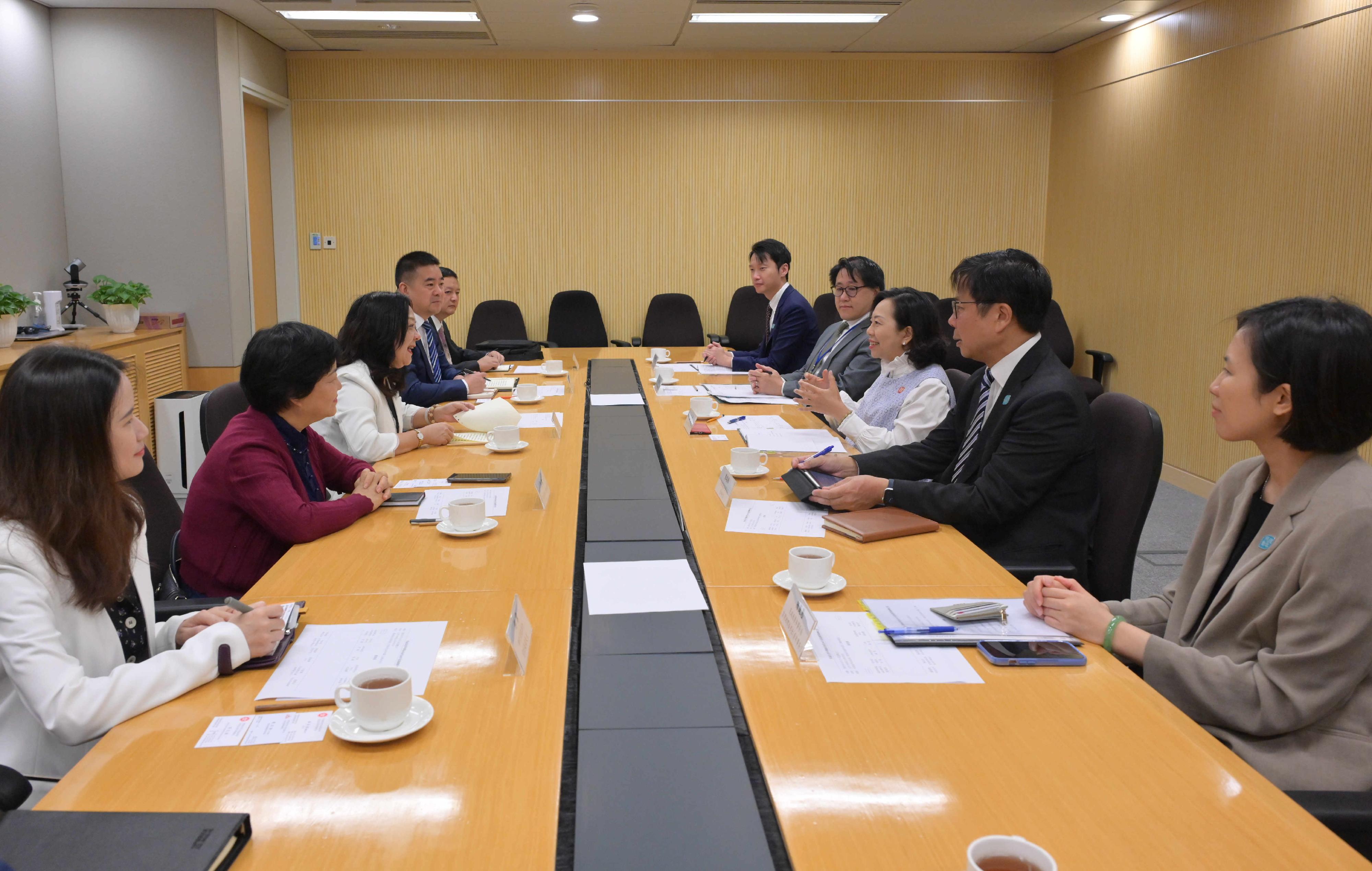 The Secretary for Home and Youth Affairs, Miss Alice Mak, today (October 15) met with the Director of the Hong Kong and Macao Affairs Office of the Sichuan Provincial People's Government, Ms Zhang Tao. Photo shows Miss Mak (third right) and the Commissioner for Youth, Mr Eric Chan (second right) meeting with Ms Zhang (third left) and members of the delegation to discuss items of mutual interest.