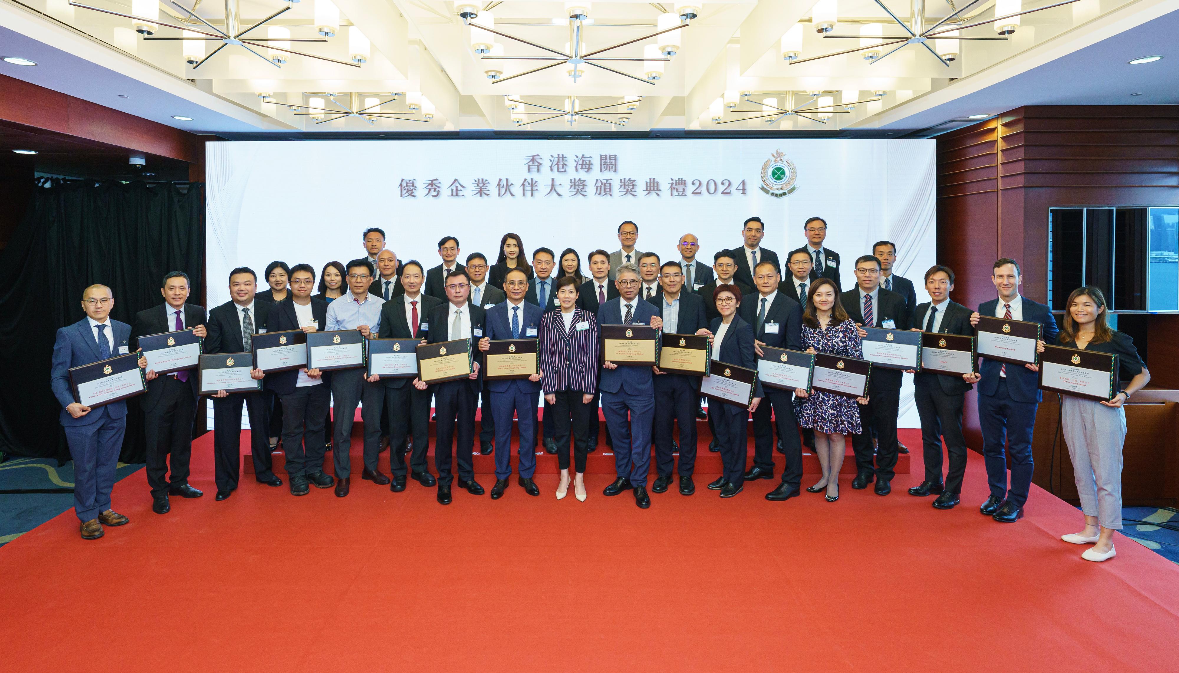 Hong Kong Customs today (October 16) held an award presentation ceremony of the Elite Enterprise Partnership Award 2024 at the Customs Headquarters Building. Photo shows the Commissioner of Customs and Excise, Ms Louise Ho (first row, ninth left), other attending Hong Kong Customs officers and representatives of awardees.