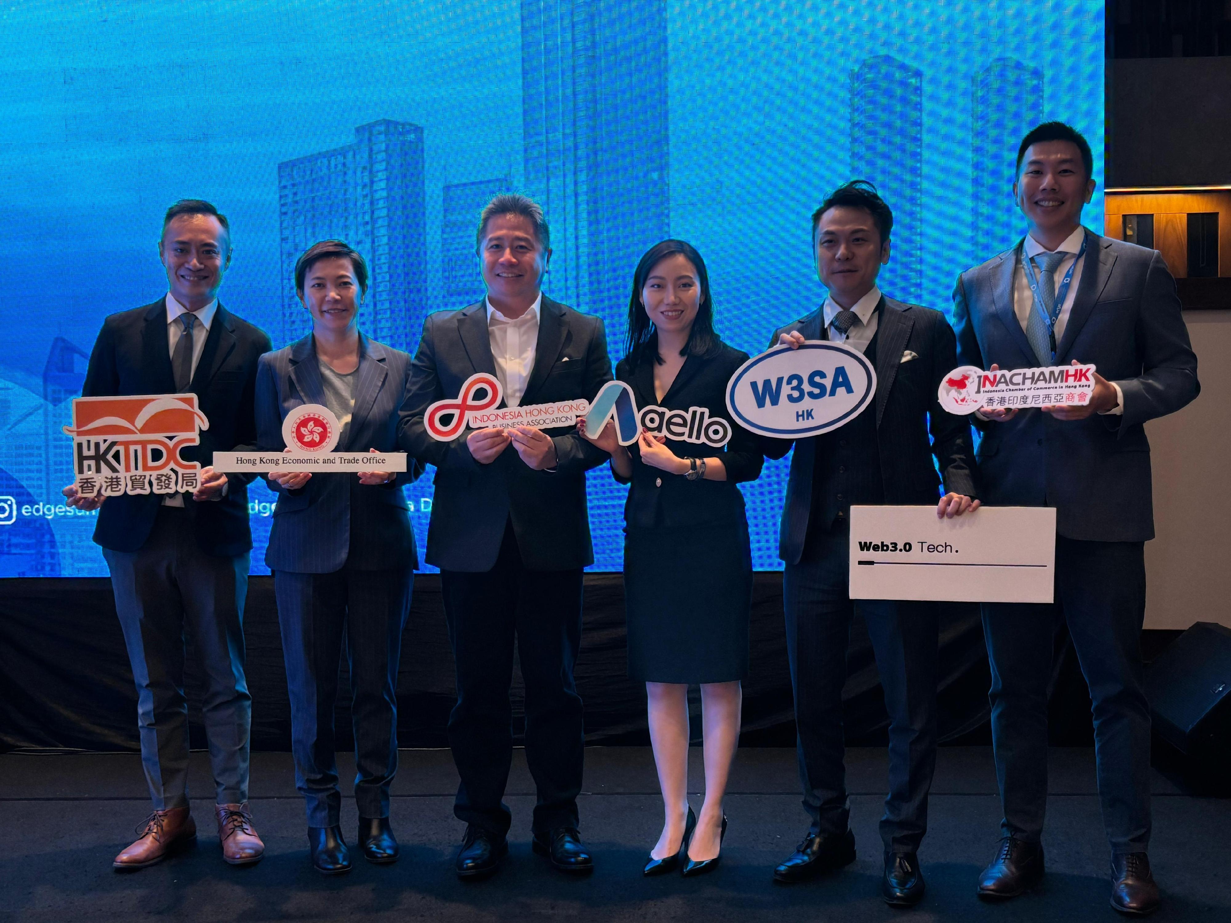 The Director-General of the Hong Kong Economic and Trade Office in Jakarta, Miss Libera Cheng, attended the "Hong Kong – Indonesia Digital Summit" gala dinner in Jakarta, Indonesia today (October 17). Photo shows Miss Cheng (second left) and other guests.