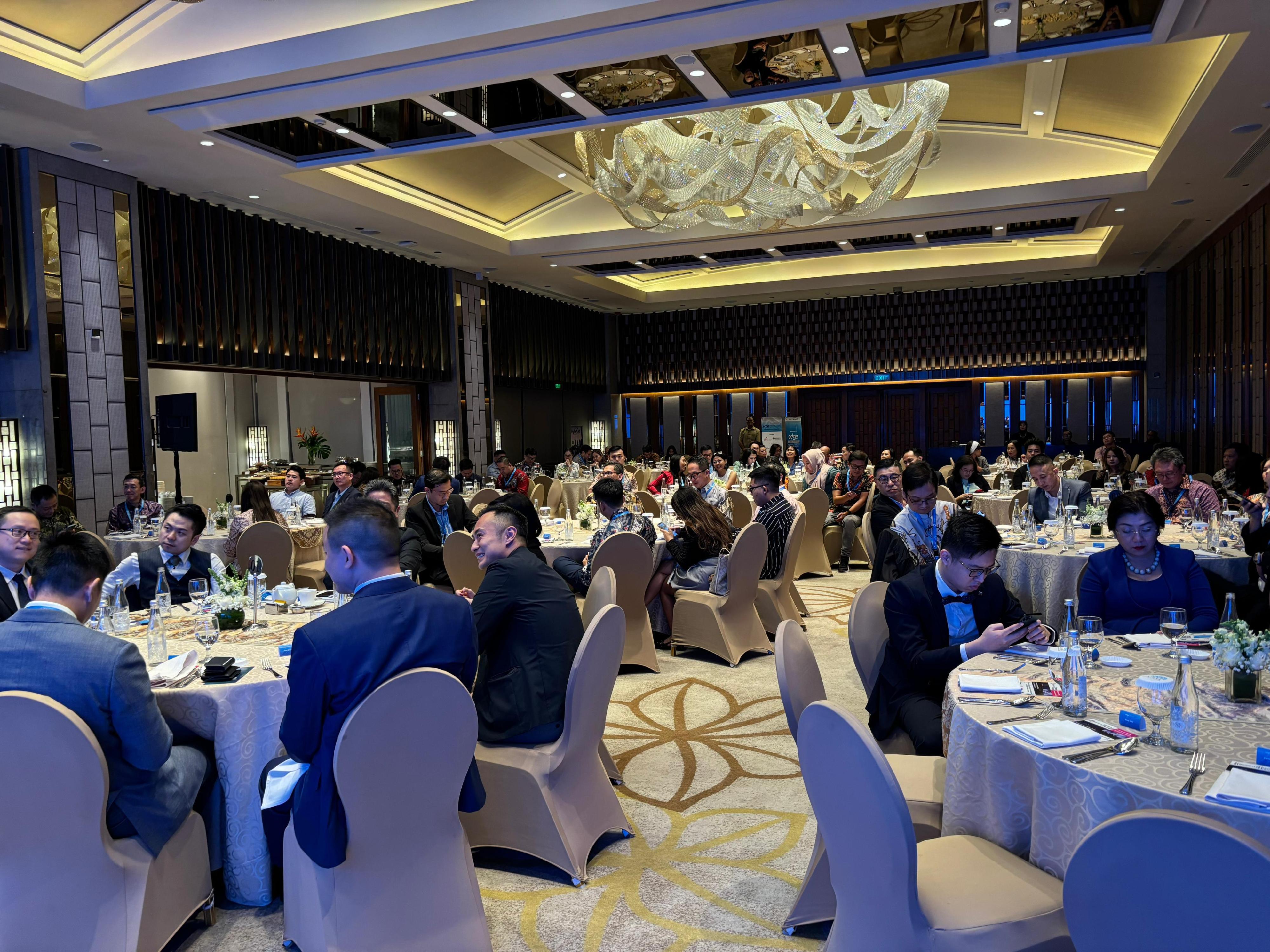 The Director-General of the Hong Kong Economic and Trade Office in Jakarta, Miss Libera Cheng, attended the "Hong Kong – Indonesia Digital Summit" gala dinner in Jakarta, Indonesia today (October 17).