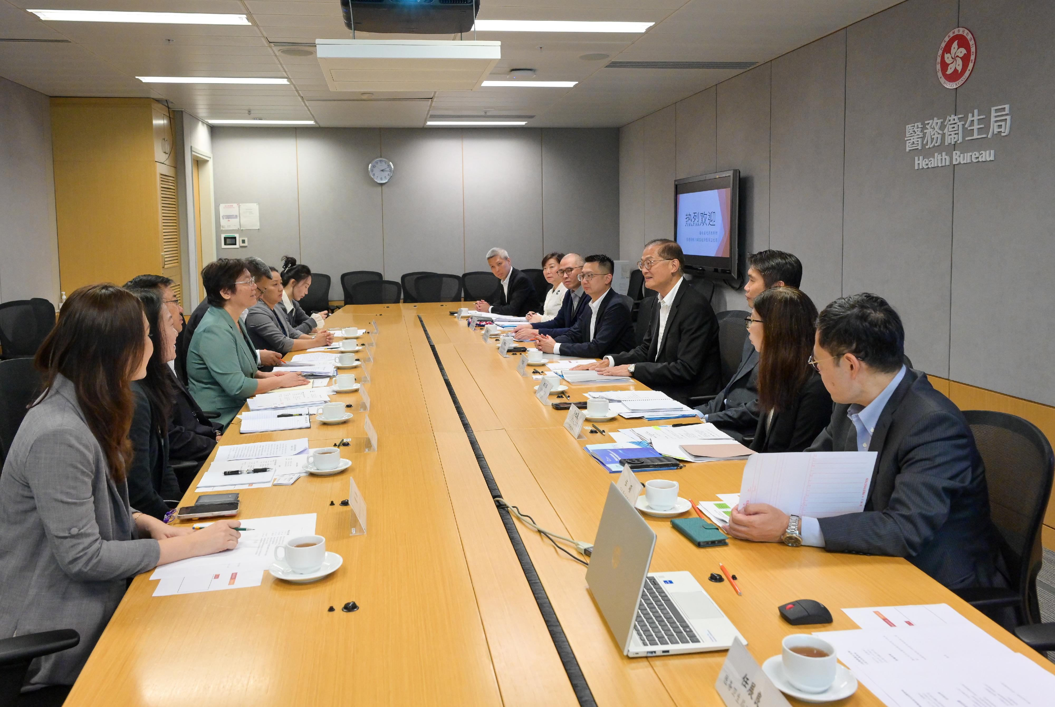 The Secretary for Health, Professor Lo Chung-mau (fourth right), meets with a delegation of Hainan Province led by Vice Governor of the People’s Government of Hainan Province Ms Xie Jing (fourth left) today (October 17).