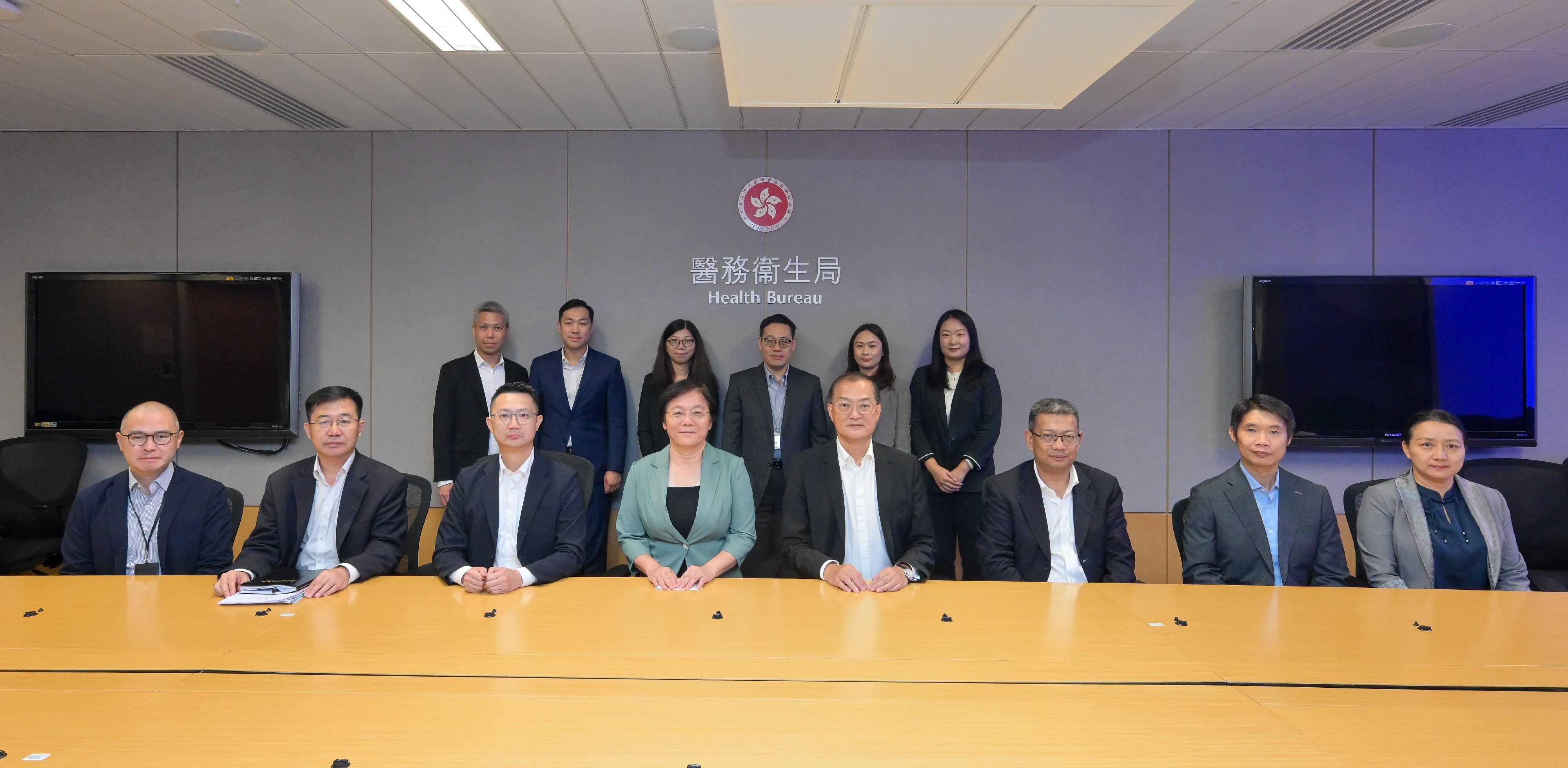 The Secretary for Health, Professor Lo Chung-mau, met with a delegation of Hainan Province led by Vice Governor of the People’s Government of Hainan Province Ms Xie Jing today (October 17). Photo shows Professor Lo (front row, fourth right); Ms Xie (front row, fourth left), and other attendees of the meeting.