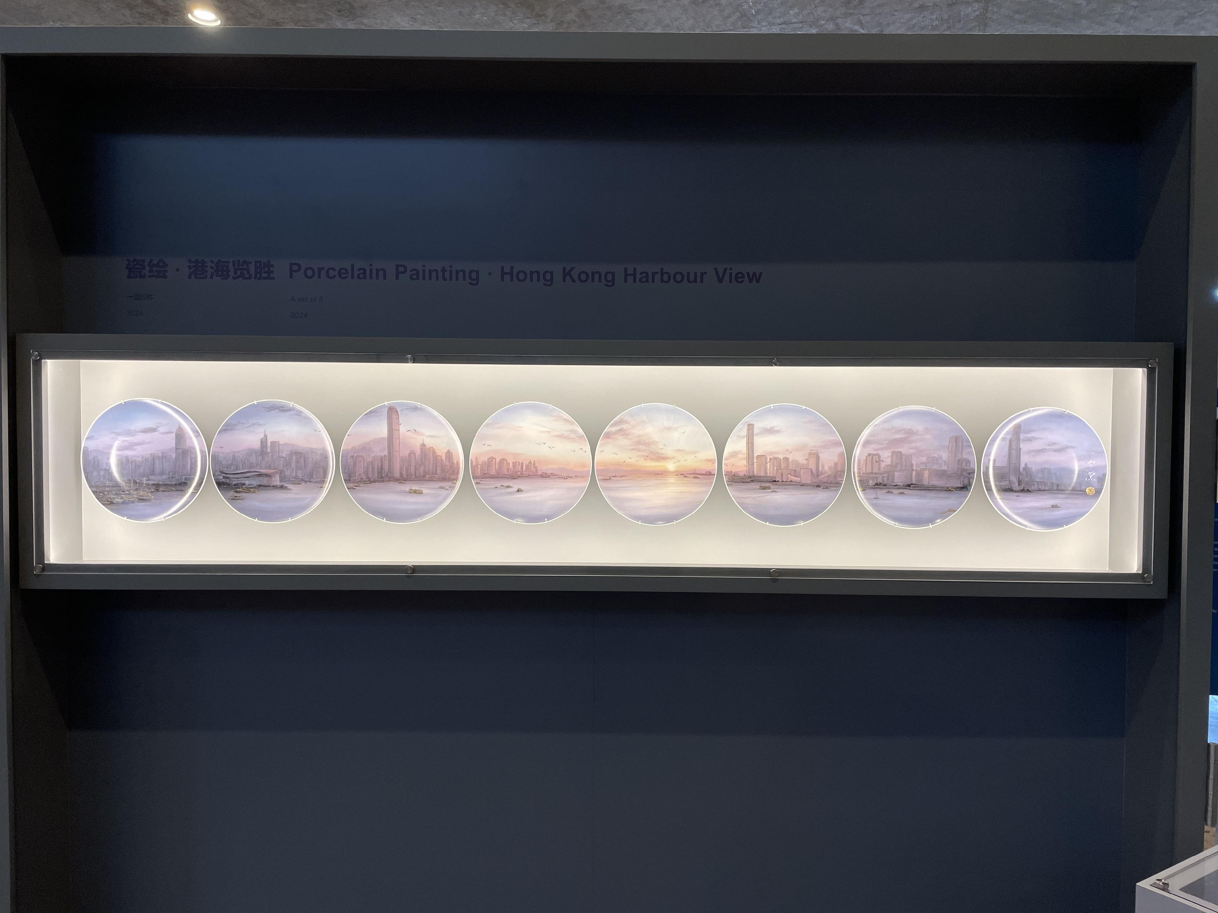 The 2024 Hong Kong-Macao Visual Art Biennale is currently on display at the Gongwang Art Museum in Fuyang, Hangzhou. Photo shows the porcelain painting "Porcelain Painting‧Hong Kong Harbour View" by Rebecca Lo.