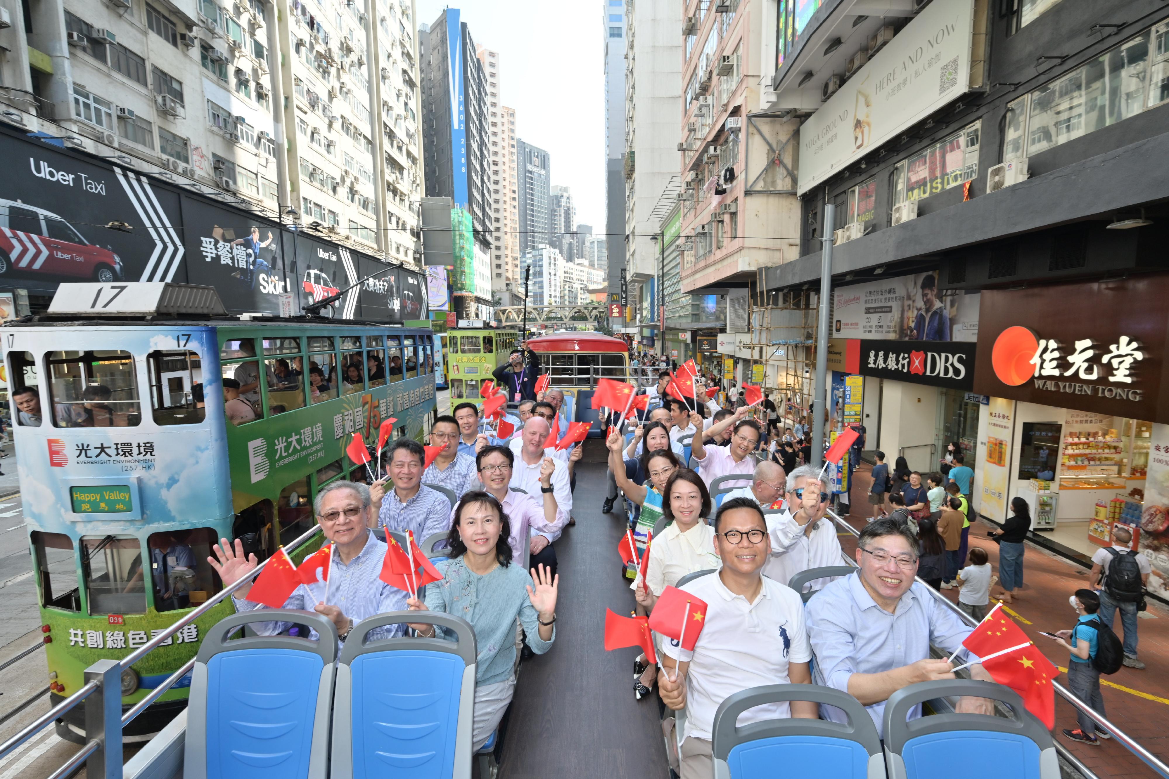 由运输署主办的庆祝中华人民共和国成立75周年─巴士巡游车队今日（十月十九日）于铜锣湾维多利亚公园出发，是特区政府在今年国庆活动期间举办的亮点庆祝活动之一。图示（第一排右起）运输及物流局局长林世雄、立法会交通事务委员会主席陈恒镔、运输及物流局常任秘书长陈美宝、立法会航运交通界议员易志明、（第二排左起）广播处长张国财、运输及物流局副局长廖振新及运输署署长李颂恩与嘉宾在国庆75周年主题开篷巴士上合照。