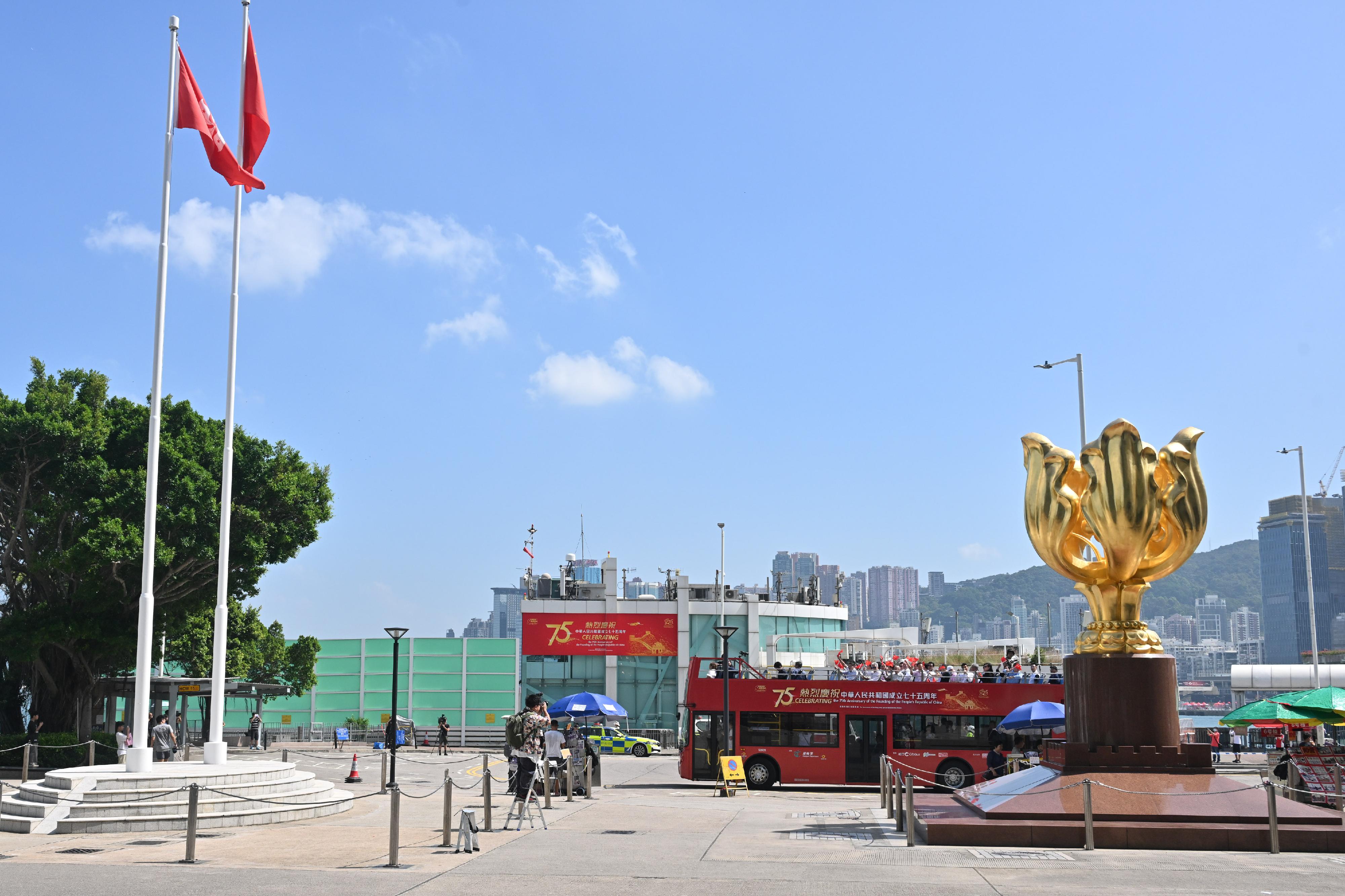 Organised by the Transport Department, the convoy of the Bus Parade for Celebrating the 75th Anniversary of the Founding of the People's Republic of China departed from Victoria Park in Causeway Bay today (October 19). It is one of the highlight events held by the Hong Kong Special Administrative Region Government amid National Day celebrations this year. Photo shows the open-top bus themed on the 75th National Day stopped at Golden Bauhinia Square in Wan Chai.