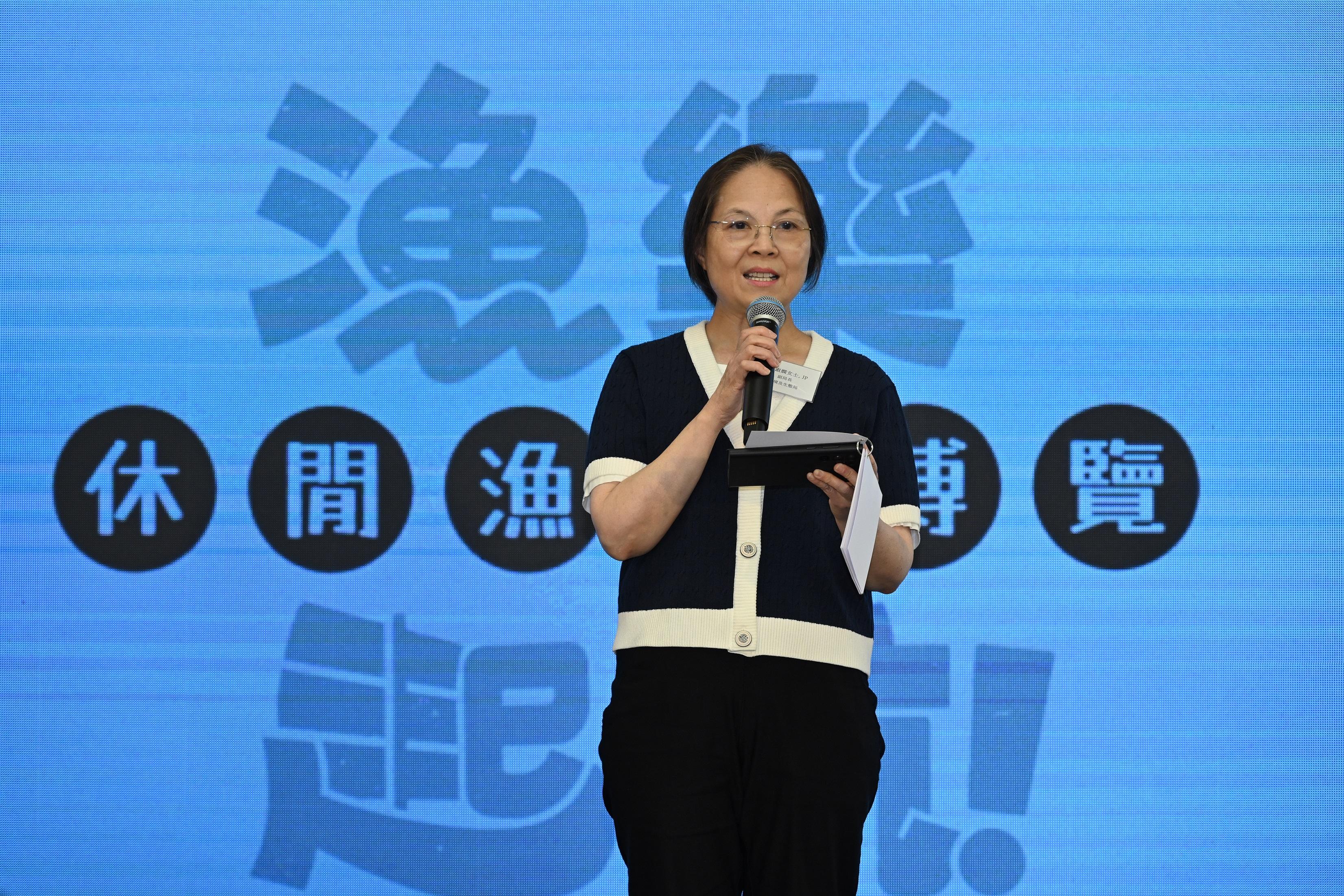 The Agriculture, Fisheries and Conservation Department is holding the "Sail into Fun" Leisure Fisheries Expo today and tomorrow (October 19 and 20) at Domain Mall in Yau Tong. Photo shows the Under Secretary for Environment and Ecology, Miss Diane Wong, delivering a speech at the opening ceremony today.