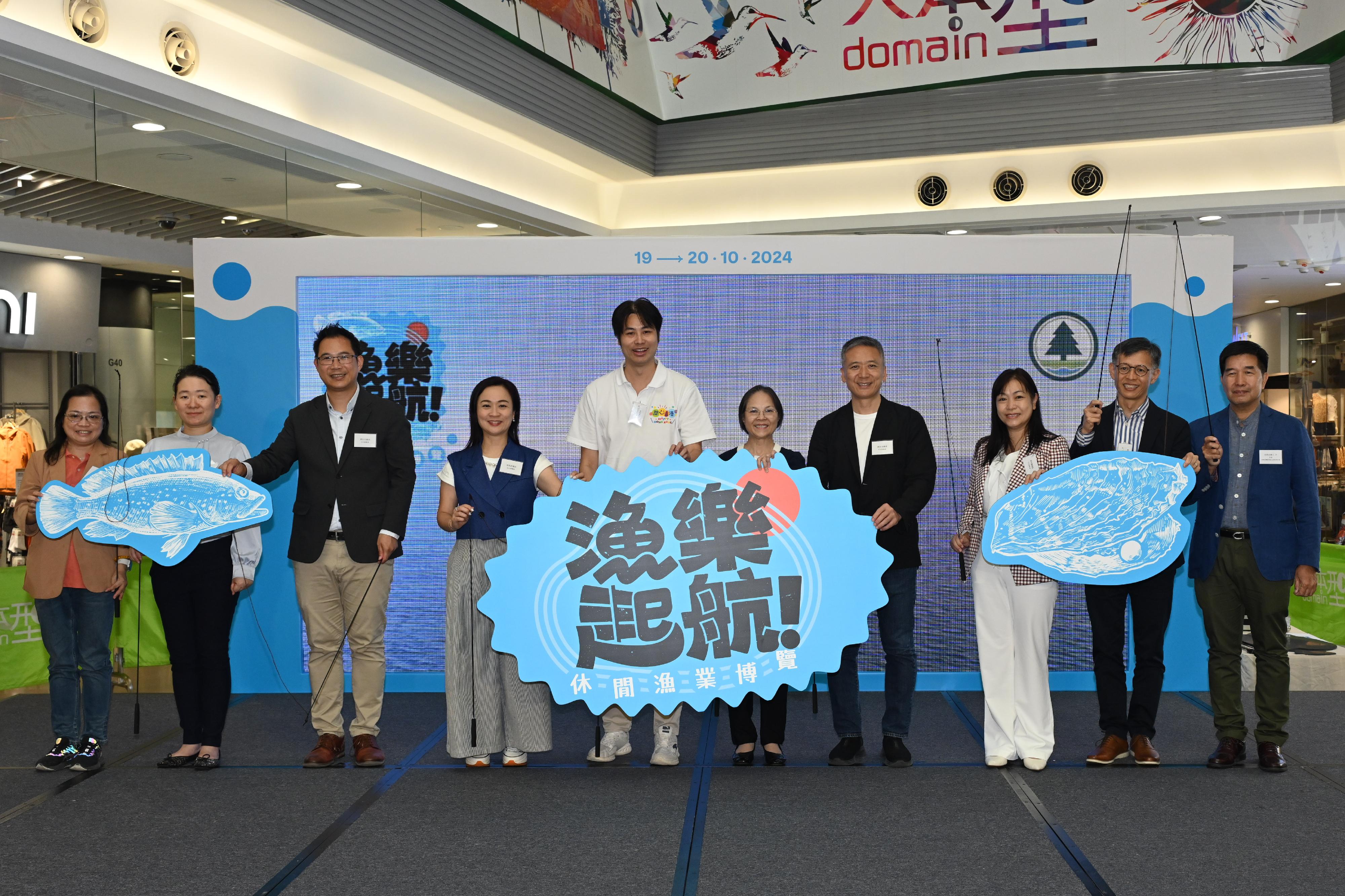 The Agriculture, Fisheries and Conservation Department is holding the "Sail into Fun" Leisure Fisheries Expo today and tomorrow (October 19 and 20) at Domain Mall in Yau Tong. Photo shows the Under Secretary for Environment and Ecology, Miss Diane Wong, (fifth right); Legislative Council Members Mr Steven Ho (fifth left), Mr Yiu Pak-leung (fourth right), Ms Chan Hoi-yan (fourth left), Ms Lillian Kwok (third right) and Mr Yang Wing-kit (third left); the Director of Agriculture, Fisheries and Conservation, Mr Mickey Lai (second right); the Deputy Director of Hong Kong and Macao Mobile Fishermen's Work Division, Ocean Development Bureau of Shenzhen Municipality, Ms Xi Yao (second left); the Chairperson of the Sustainable Fisheries Development Fund Advisory Committee, Dr Yau Wing-kwong (first right); and Vice Chairman of the Hong Kong Fishermen Consortium Ms Lau Kam-fung (first left) officiating at the opening ceremony today.