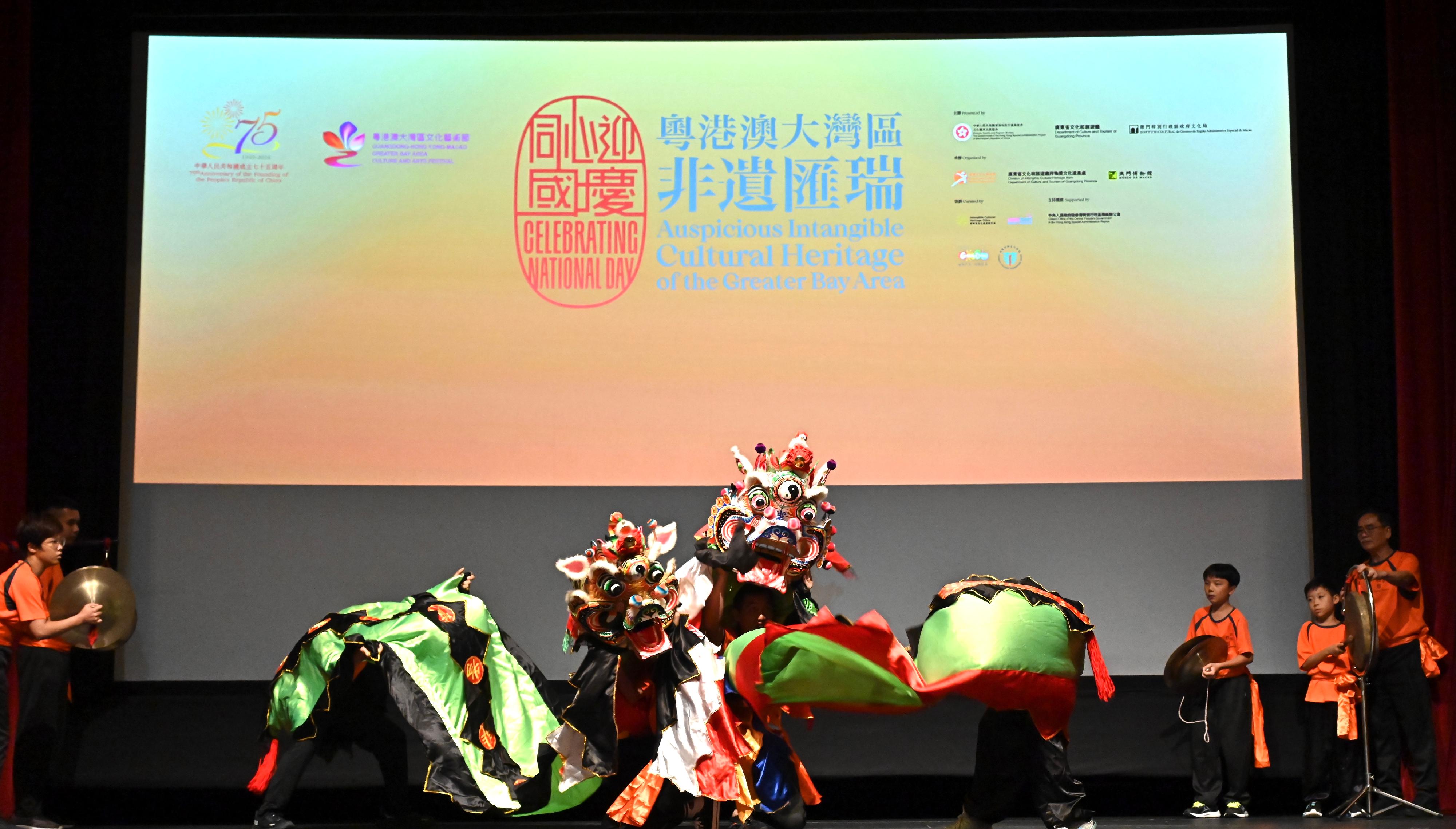 The opening ceremony of the "Celebrating National Day - Auspicious Intangible Cultural Heritage of the Greater Bay Area" Exhibition was held today (October 19) at the Hong Kong Heritage Museum. Photo shows the performance of the Representative Item of the National Intangible Cultural Heritage, Hakka Unicorn Dance in Hang Hau in Sai Kung (Hong Kong).