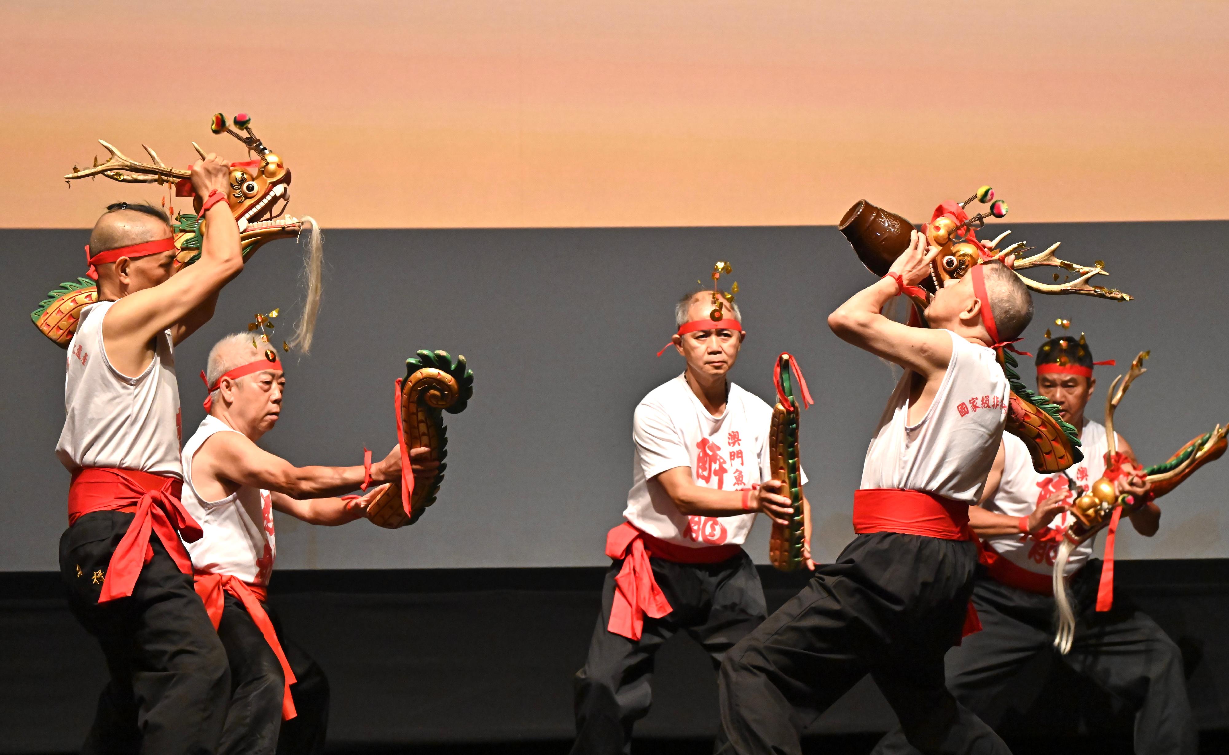 The opening ceremony of the "Celebrating National Day - Auspicious Intangible Cultural Heritage of the Greater Bay Area" Exhibition was held today (October 19) at the Hong Kong Heritage Museum. Photo shows the performance of the Representative Item of the National Intangible Cultural Heritage, Festival of the Drunken Dragon (Macao). 