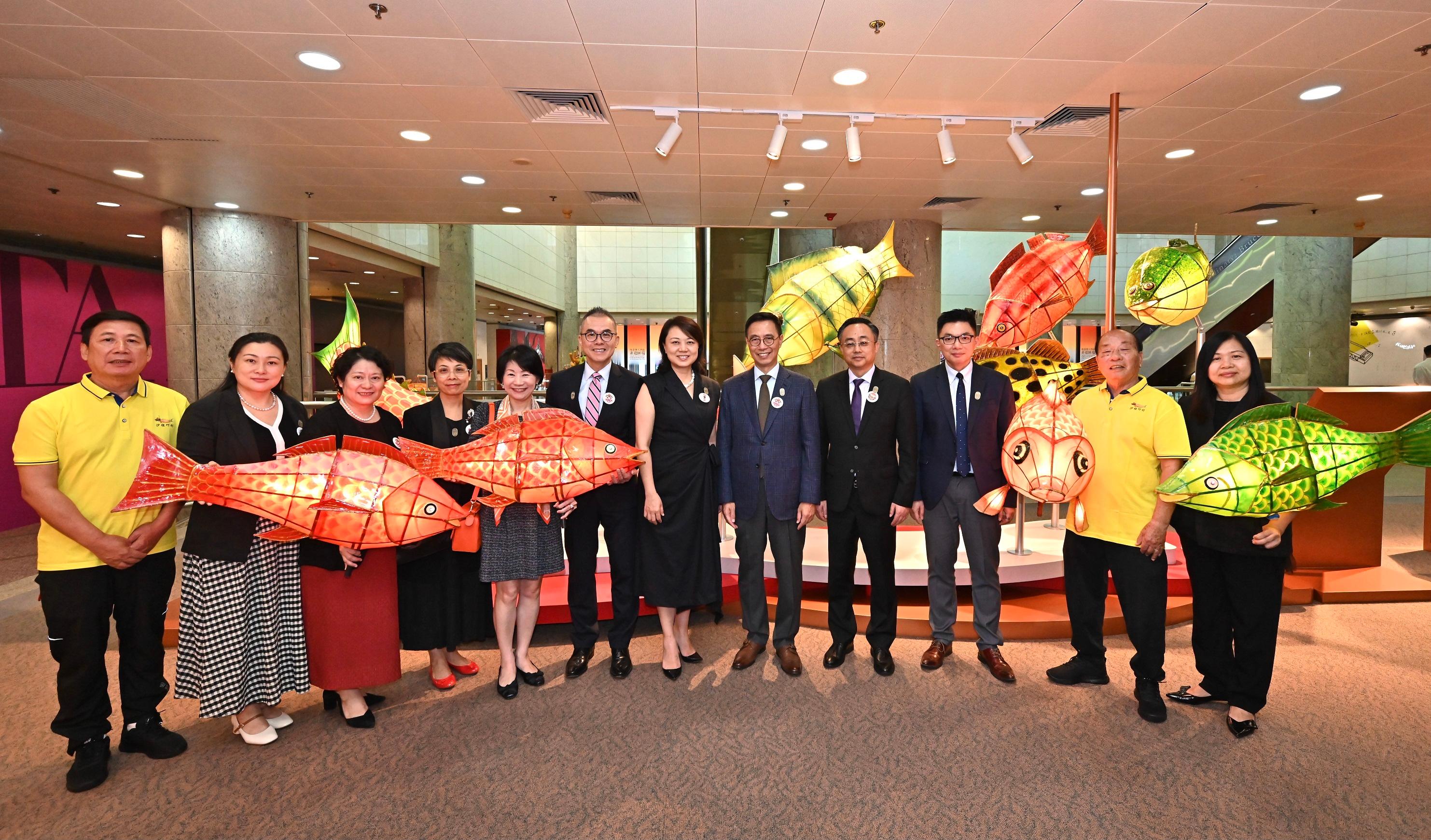 The opening ceremony of the "Celebrating National Day - Auspicious Intangible Cultural Heritage of the Greater Bay Area" Exhibition was held today (October 19) at the Hong Kong Heritage Museum. Photo shows the officiating guest the Director of the Division of Intangible Cultural Heritage from the Department of Culture and Tourism of Guangdong Province, Ms Wu Chen (second left); (from forth left) the Acting Director of Leisure and Cultural Services, Miss Eve Tam; the Permanent Secretary for Culture, Sports and Tourism, Ms Vivian Sum; the Chairperson of the Intangible Cultural Heritage Advisory Committee, Professor Ricardo Mak; the Secretary for Party Leadership Group and Director General of the Culture, Media, Tourism and Sports Bureau of Shenzhen Municipality, Ms Liu Lei; the Secretary for Culture, Sports and Tourism, Mr Kevin Yeung; the Deputy Director General of the Department of Publicity, Cultural and Sports Affairs of the Liaison Office of the Central People's Government in the Hong Kong Special Administrative Region, Mr Li Shuguang; the Head of Department for Promoting Cultural and Creative Industries of the Cultural Affairs Bureau of the Government of the Macao Special Administrative Region, Mr Ho Hong-pan; andthe Head of the Intangible Cultural Heritage Office, Ms Joyce Ho (first right), touring at the gallery.
