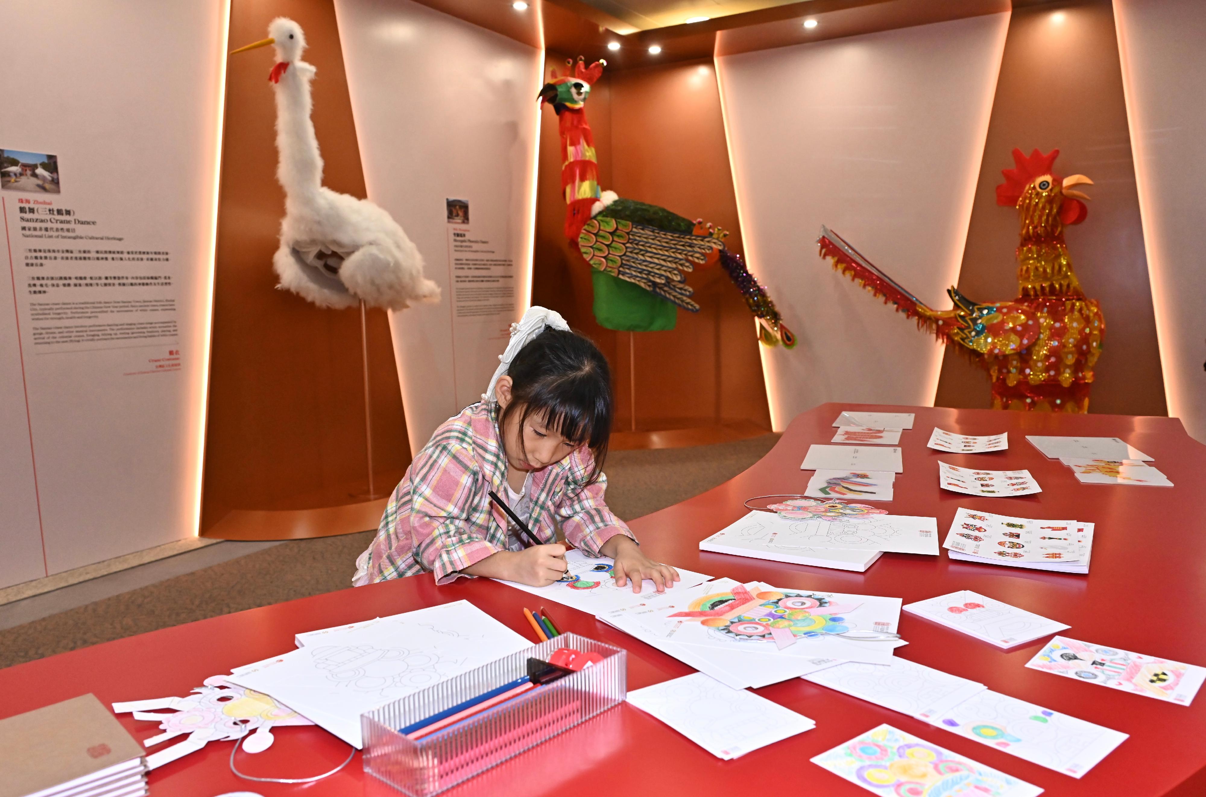 The Intangible Cultural Heritage (ICH) Office under the Leisure and Cultural Services Department is staging the "Celebrating National Day - Auspicious Intangible Cultural Heritage of the Greater Bay Area" Exhibition at the Hong Kong Heritage Museum from today (October 19) to March 31 next year. Visitor can participate in the experiential activities which feature ICH elements in the gallery.