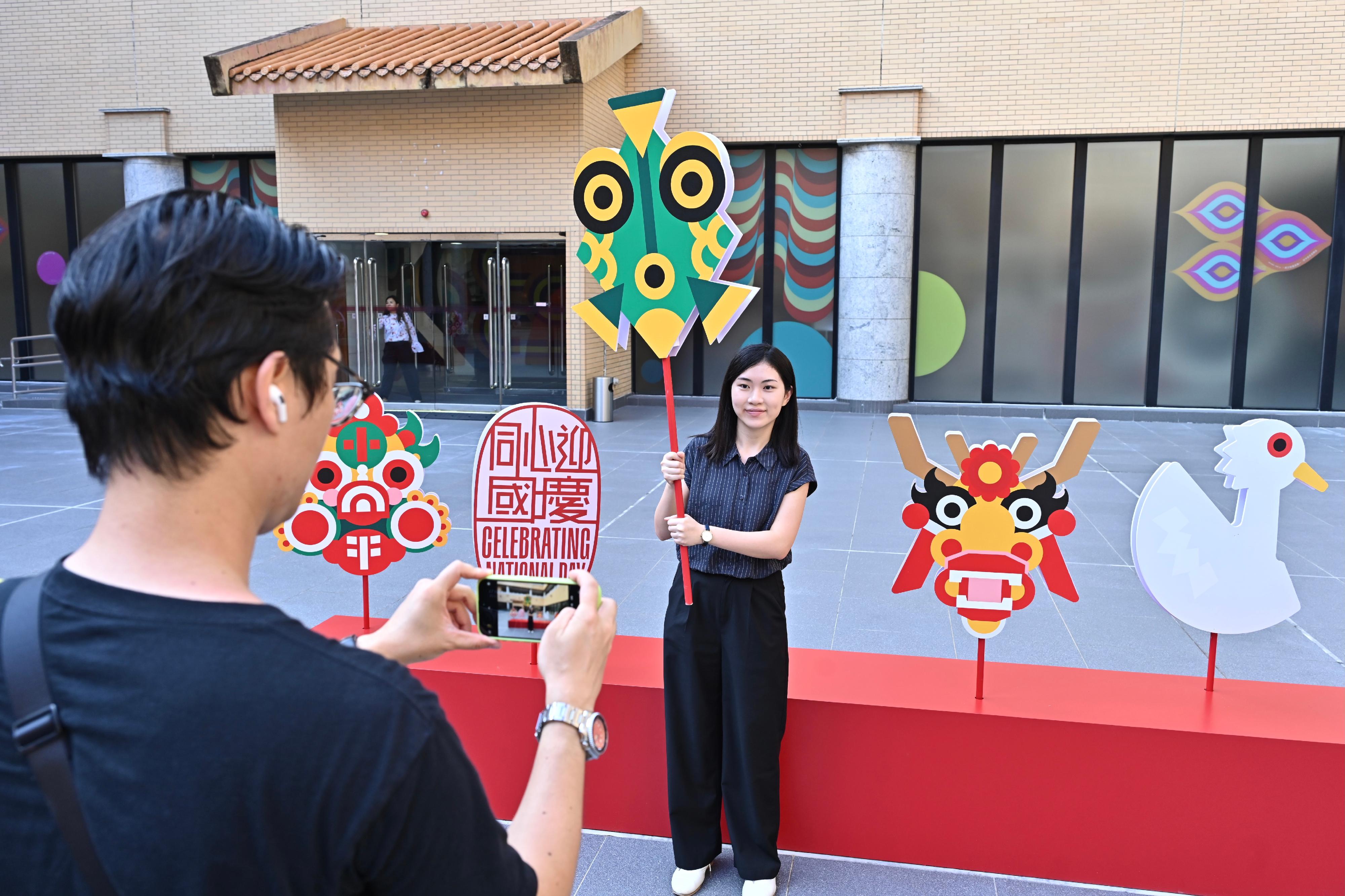 The Intangible Cultural Heritage Office under the Leisure and Cultural Services Department is staging the "Celebrating National Day - Auspicious Intangible Cultural Heritage of the Greater Bay Area" Exhibition at the Hong Kong Heritage Museum from today (October 19) to March 31 next year. Members of the public can take photos with the interactive art installations. 