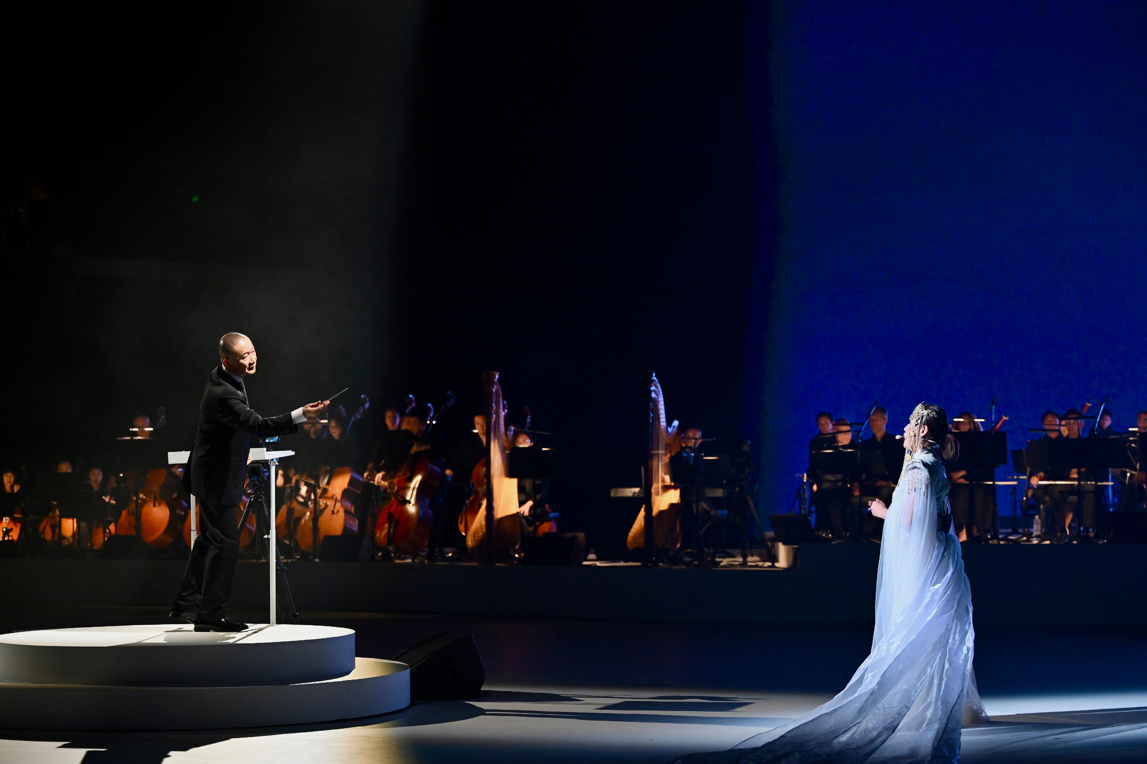 The opening programme of the 4th Guangdong-Hong Kong-Macao Greater Bay Area Culture and Arts Festival, "Sound River", staged today (October 19) at the Hong Kong Coliseum. Photo shows composer and conductor Tan Dun (left) and indigenous singer Wuyuntana (right). 