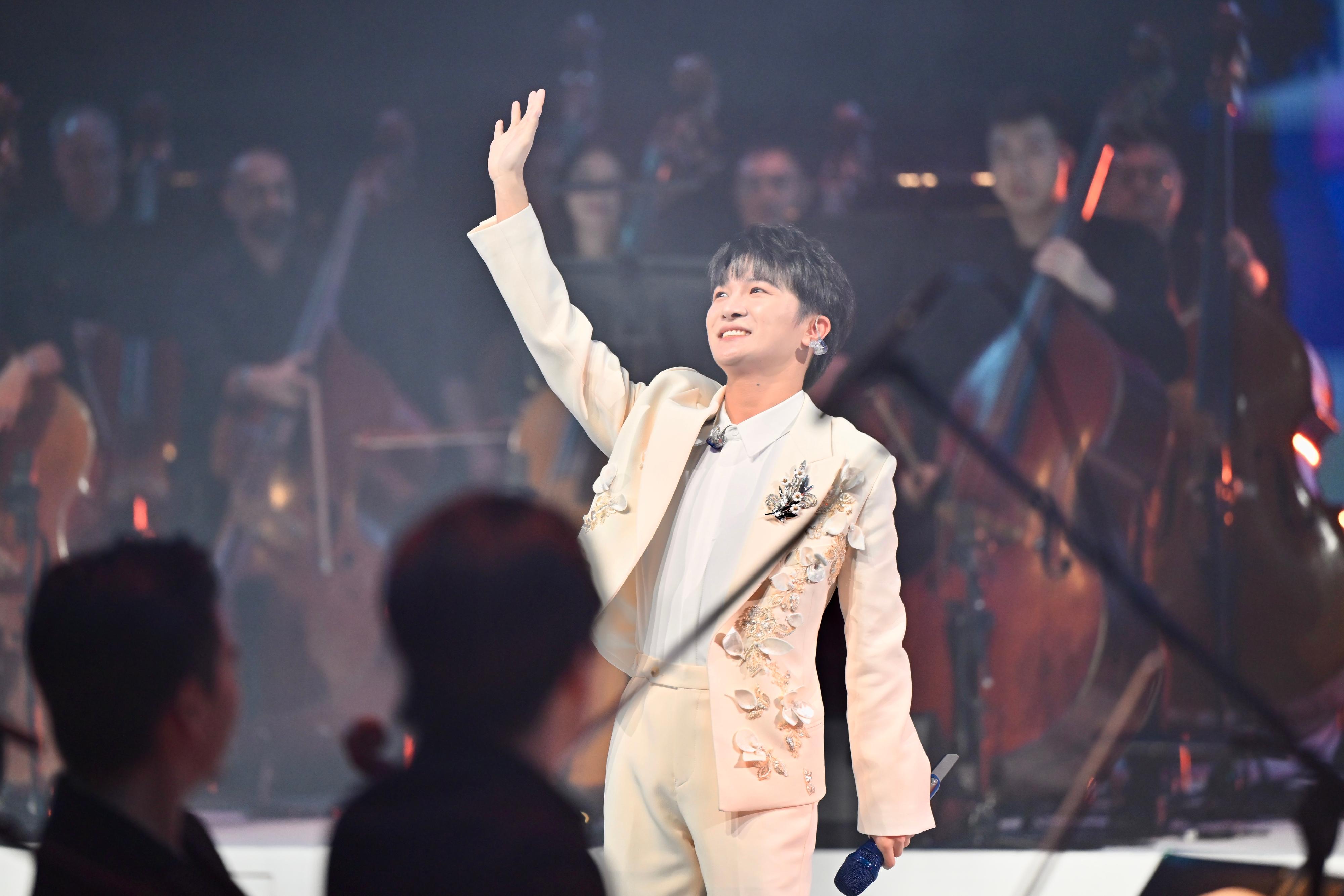 The opening programme of the 4th Guangdong-Hong Kong-Macao Greater Bay Area Culture and Arts Festival, "Sound River", staged today (October 19) at the Hong Kong Coliseum. Photo shows Mainland singer Zhou Shen.