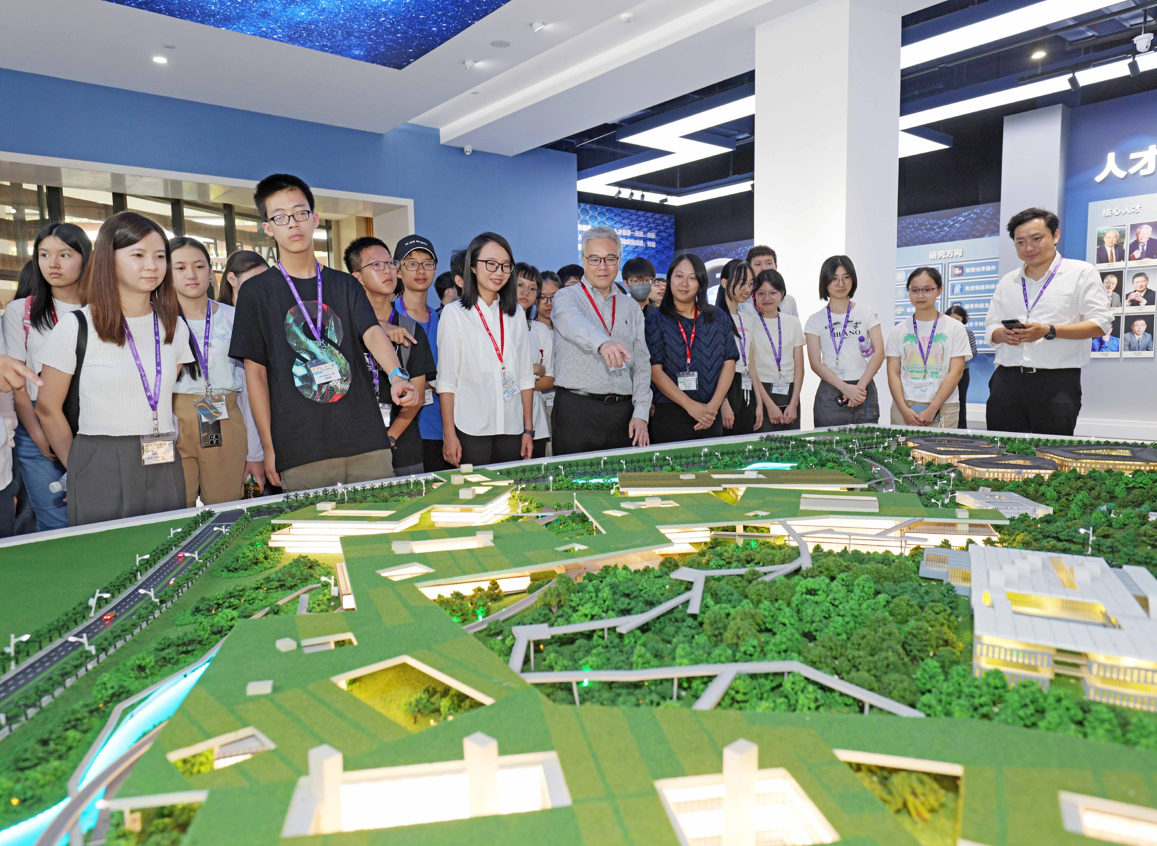 An innovation and technology (I&T) study tour to the Greater Bay Area, organised under the Engineering Opportunities for Wan Chai - Youth Community Facilities Enhancement Programme, visited I&T facilities in Dongguan, Guangdong Province today (October 19). Photo shows the tour group visiting the Songshan Lake Materials Laboratory.