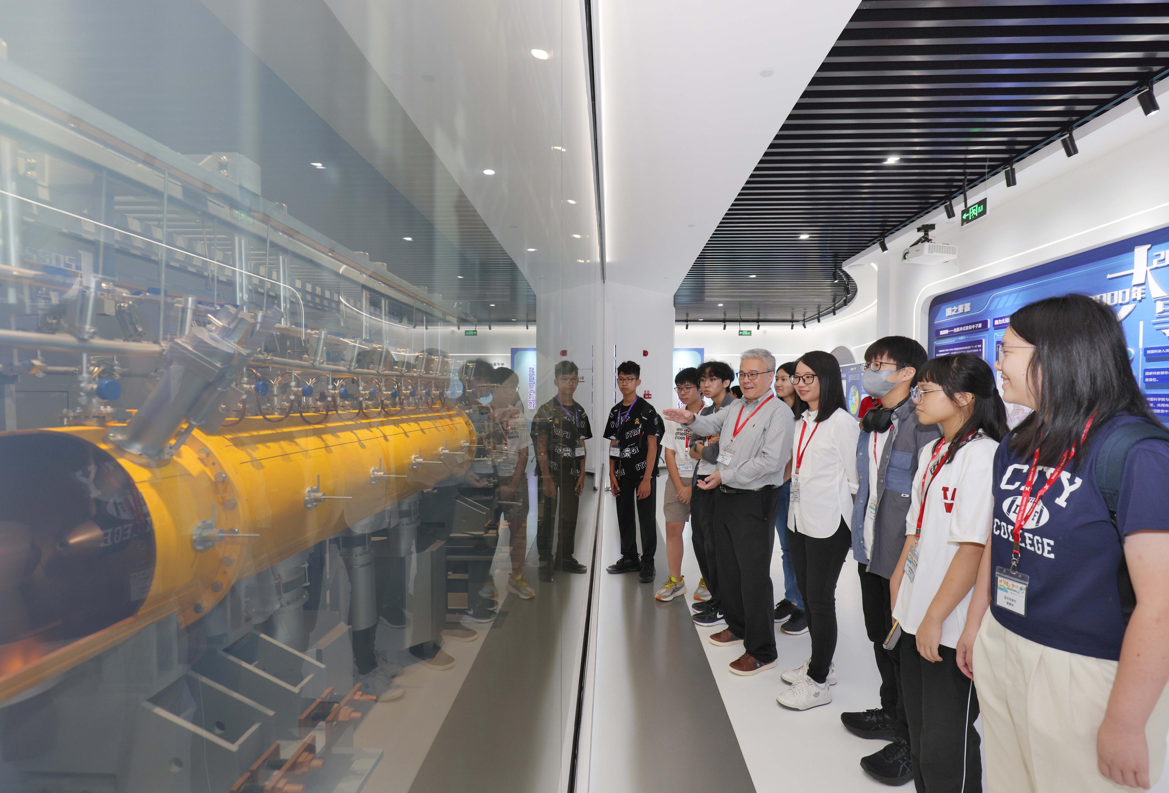 An innovation and technology (I&T) study tour to the Greater Bay Area, organised under the Engineering Opportunities for Wan Chai - Youth Community Facilities Enhancement Programme, visited I&T facilities in Dongguan, Guangdong Province today (October 19). Photo shows the tour group visiting the China Spallation Neutron Source.