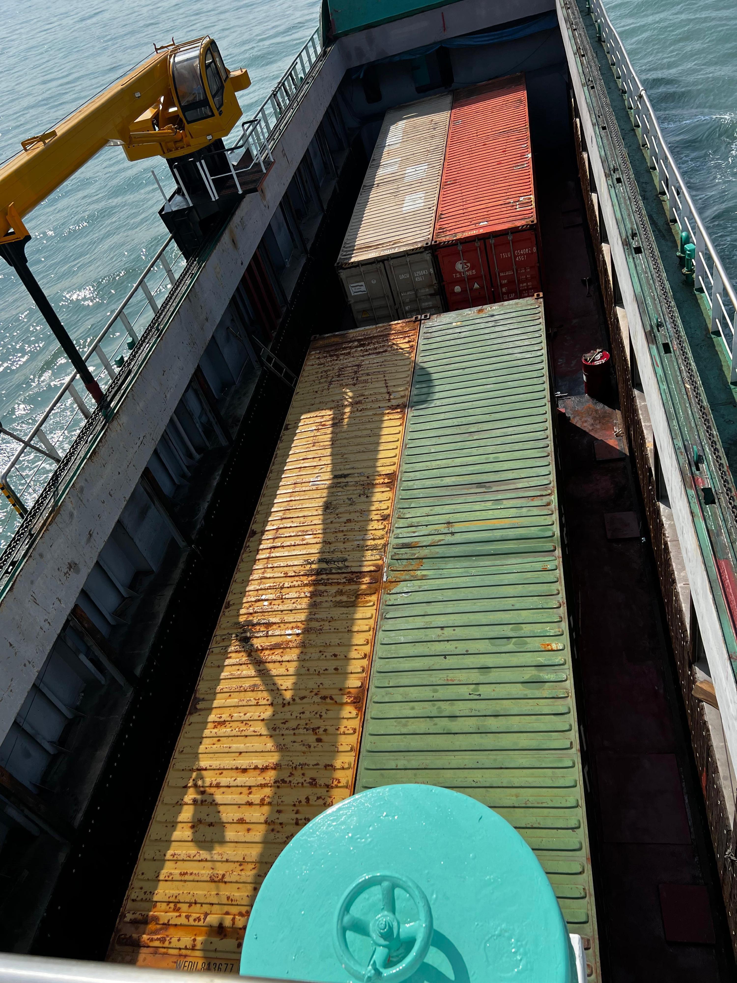 香港海关过去一星期加强打击海路走私香烟活动，侦破两宗以海运货柜走私香烟的案件，检获共约五千三百万支怀疑私烟，估计市值约二亿四千万元，应课税值约一亿七千万元。图示第二宗案件中四个藏有怀疑私烟的货柜 。