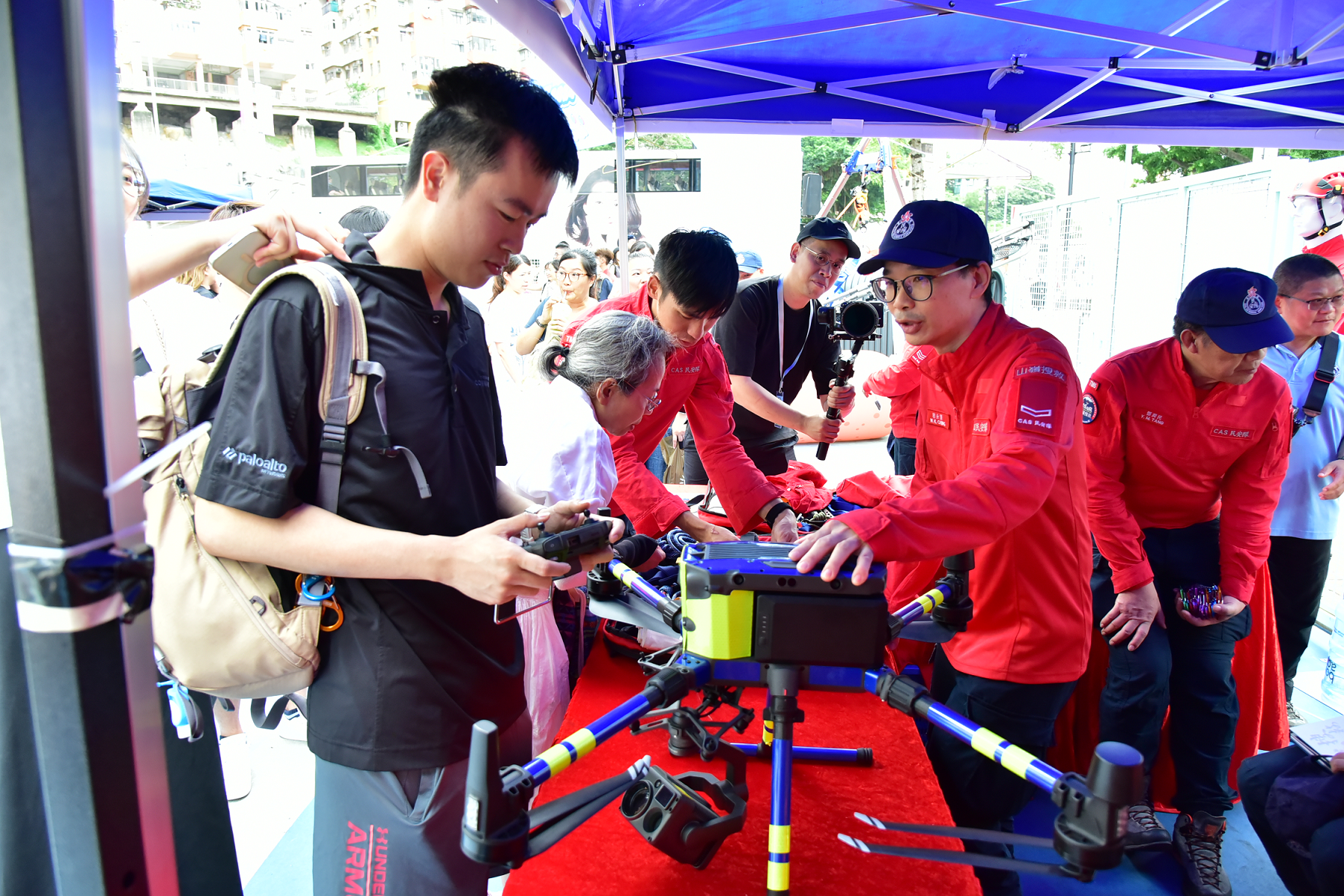 The Civil Aid Service (CAS) held the Mountaineering Safety Promotion Day 2024 and 55th Anniversary of the CAS Mountain Search and Rescue Company with various government departments and mountaineering organisations today (October 20) at the Free Space, Kwun Tong Town Centre. Photo shows a member of the public viewing the mountaineering equipment on display at the exhibition.