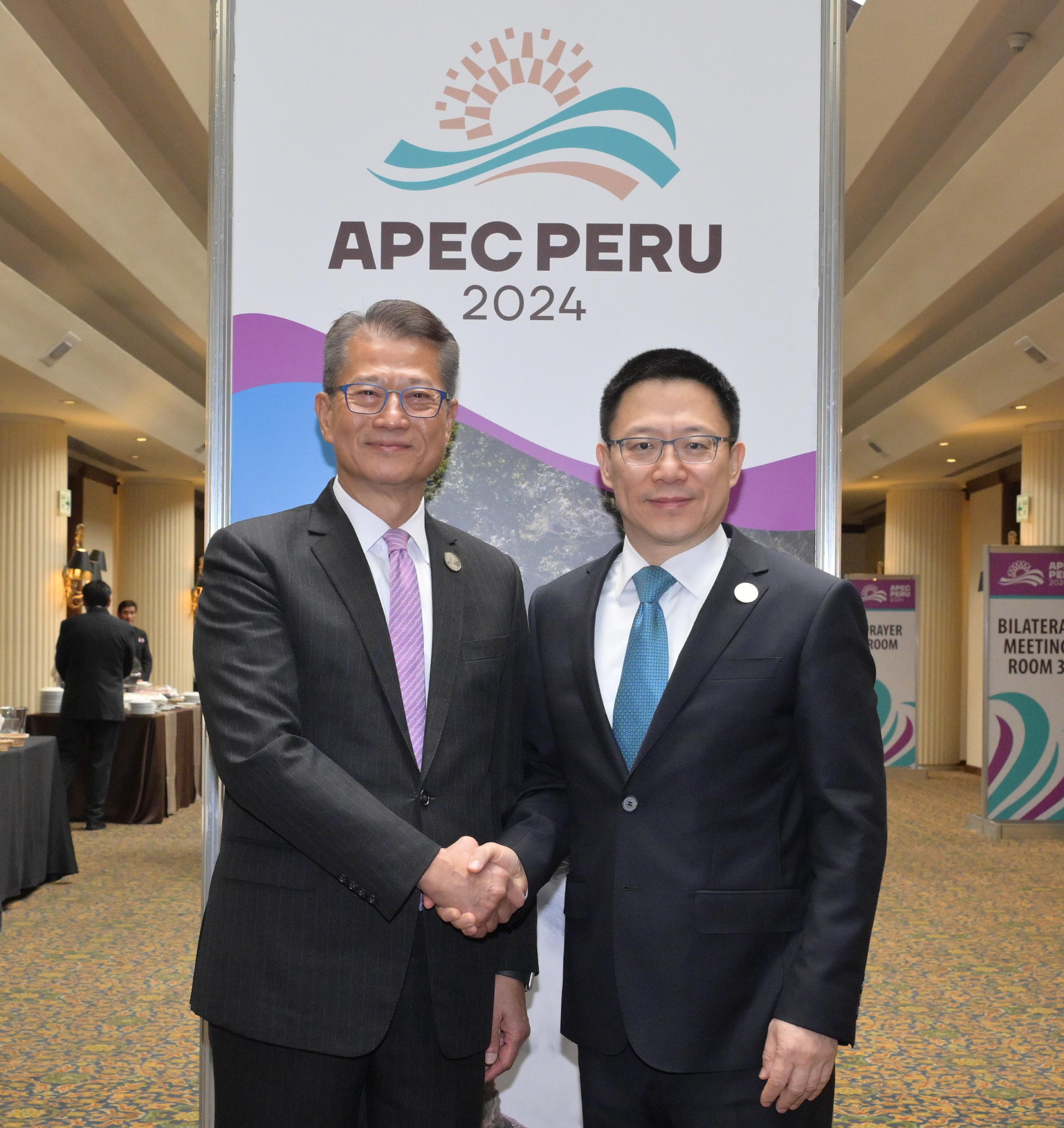 The Financial Secretary, Mr Paul Chan, began his visit to Lima, Peru, yesterday (October 20, Lima time) to attend the Asia-Pacific Economic Cooperation (APEC) Finance Ministers' Meeting and related activities. Photo shows Mr Chan (left) in a photo with Vice Minister of Finance of China Mr Liao Min (right).