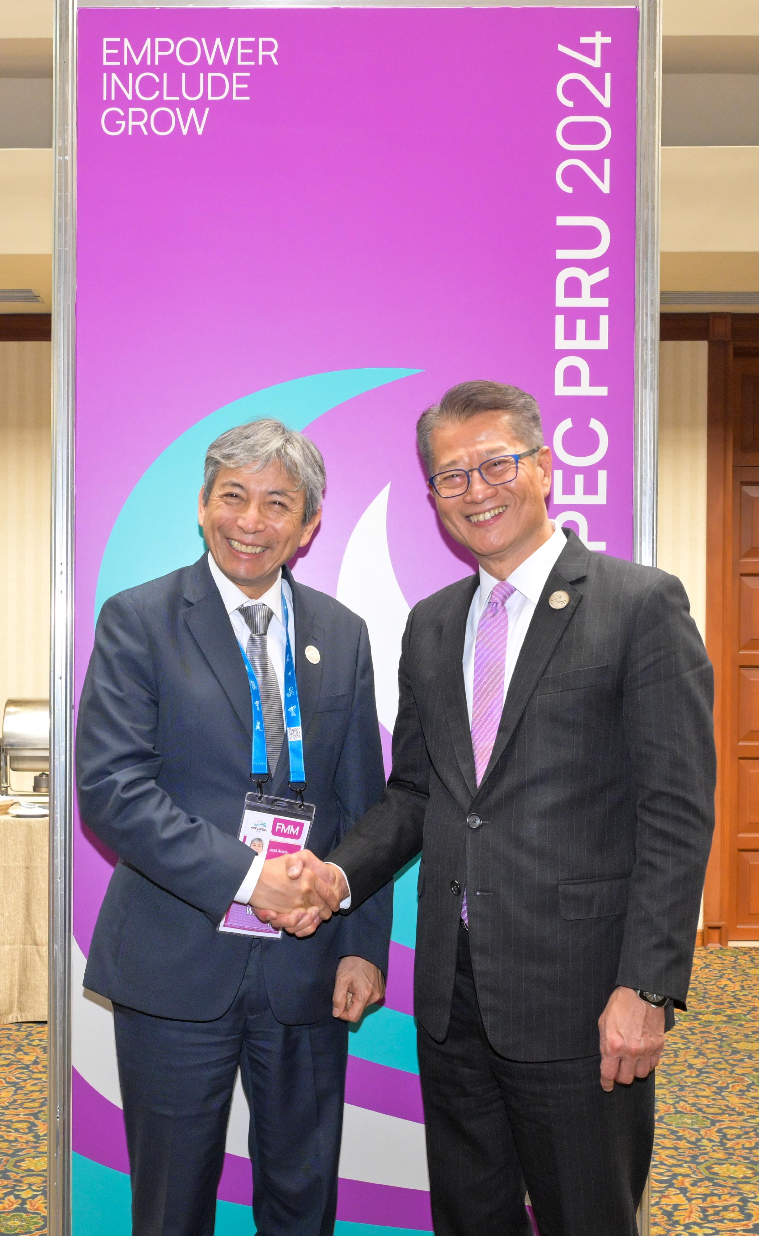 The Financial Secretary, Mr Paul Chan, began his visit to Lima, Peru, yesterday (October 20, Lima time) to attend the Asia-Pacific Economic Cooperation (APEC) Finance Ministers' Meeting and related activities. Photo shows Mr Chan (right) meeting with the Minister of Economy and Finance of Peru, Mr José Arista Arbildo (left).